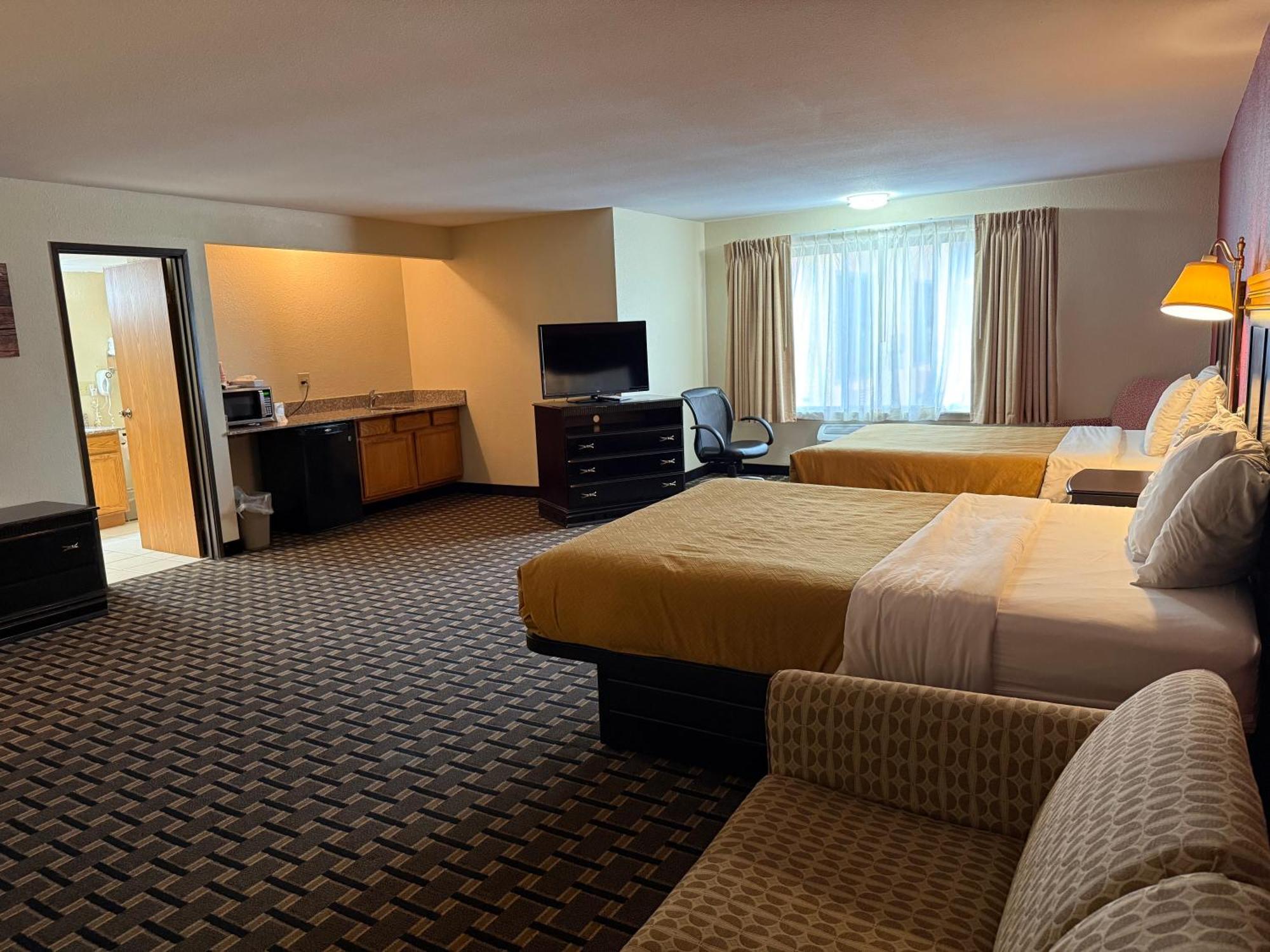 Suite Two Queen Beds Whirlpool Non-Smoking