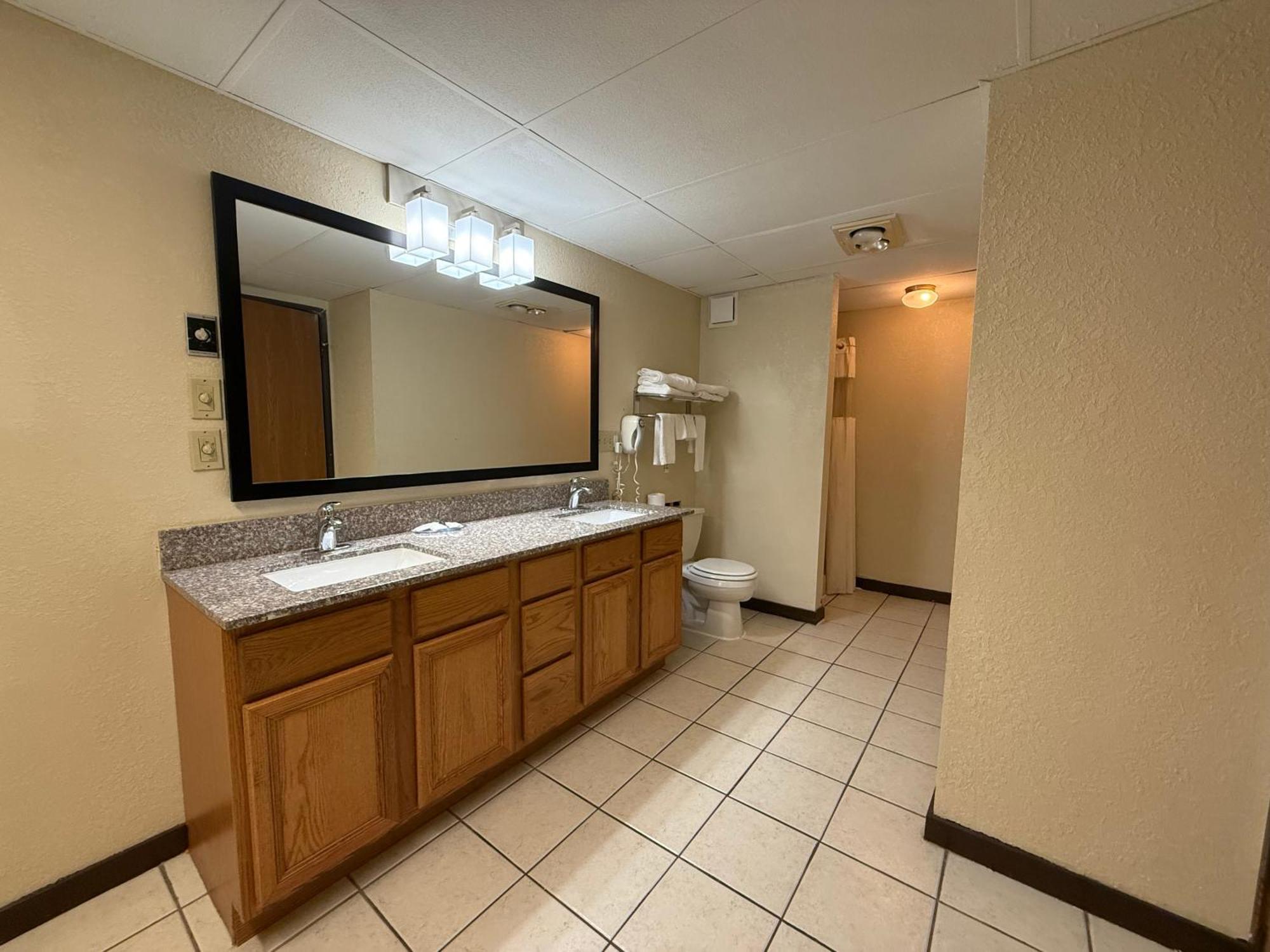 Suite Two Queen Beds Whirlpool Non-Smoking
