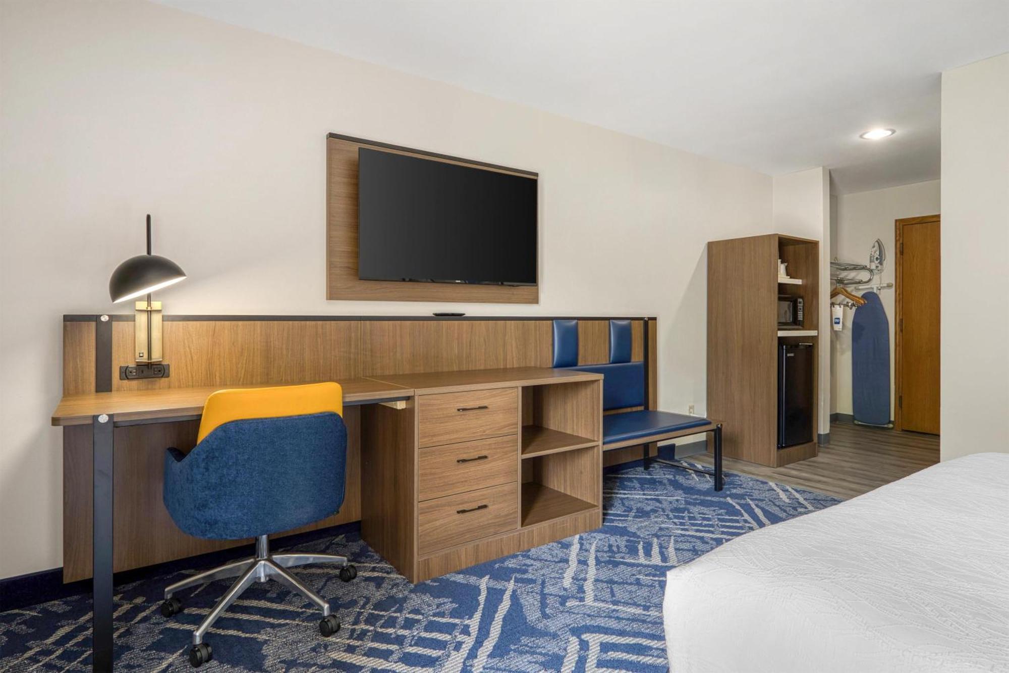 King Room with Walk-in Shower - Mobility Accessible/Non-Smoking