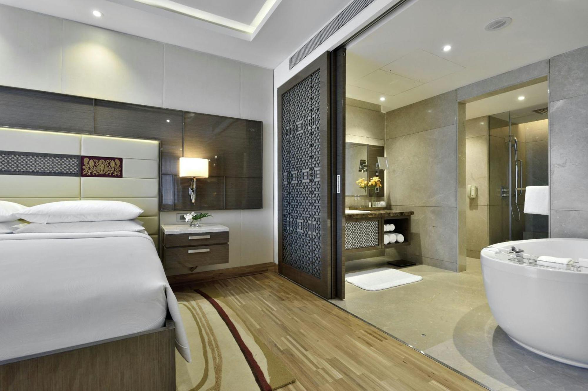 Guest room 1 King City view