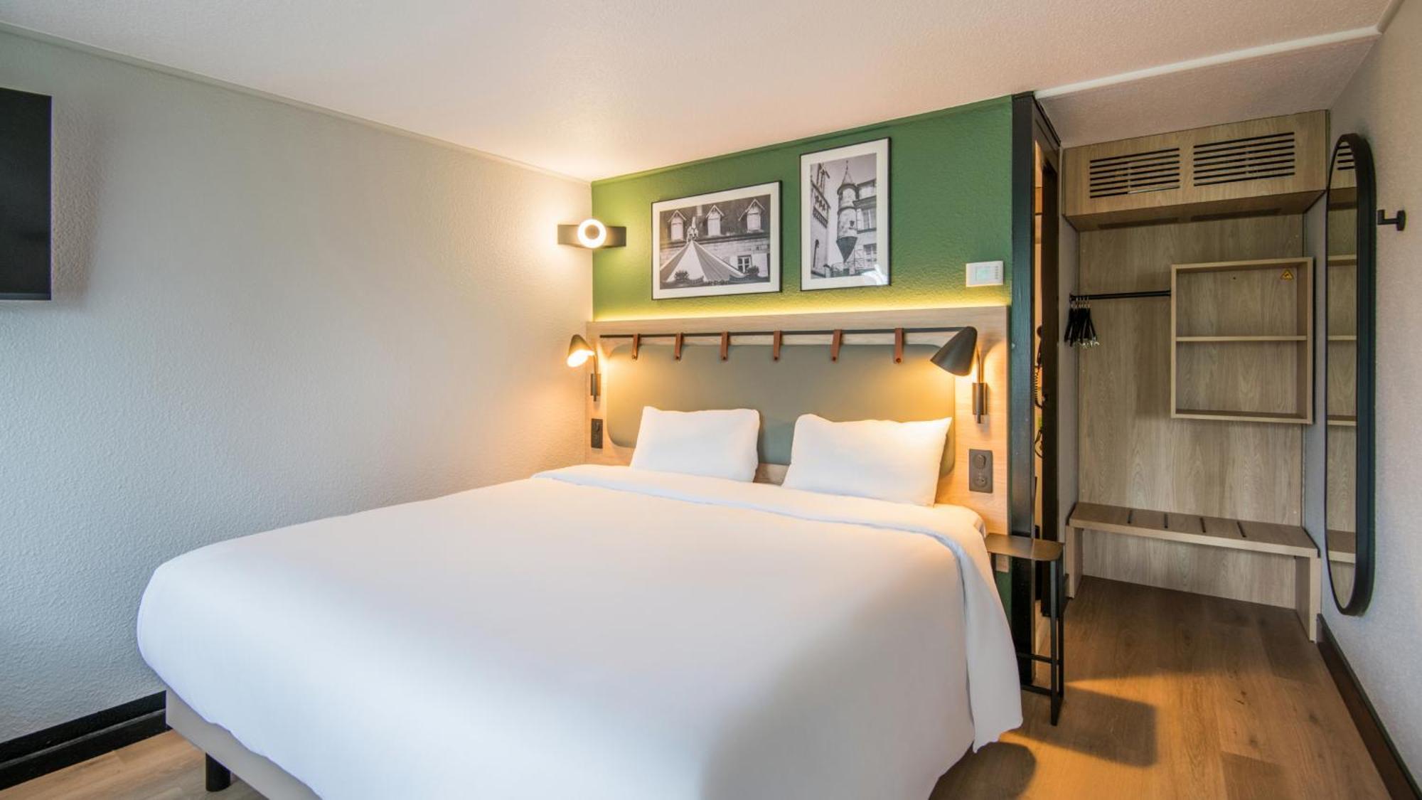 Standard Queen Room