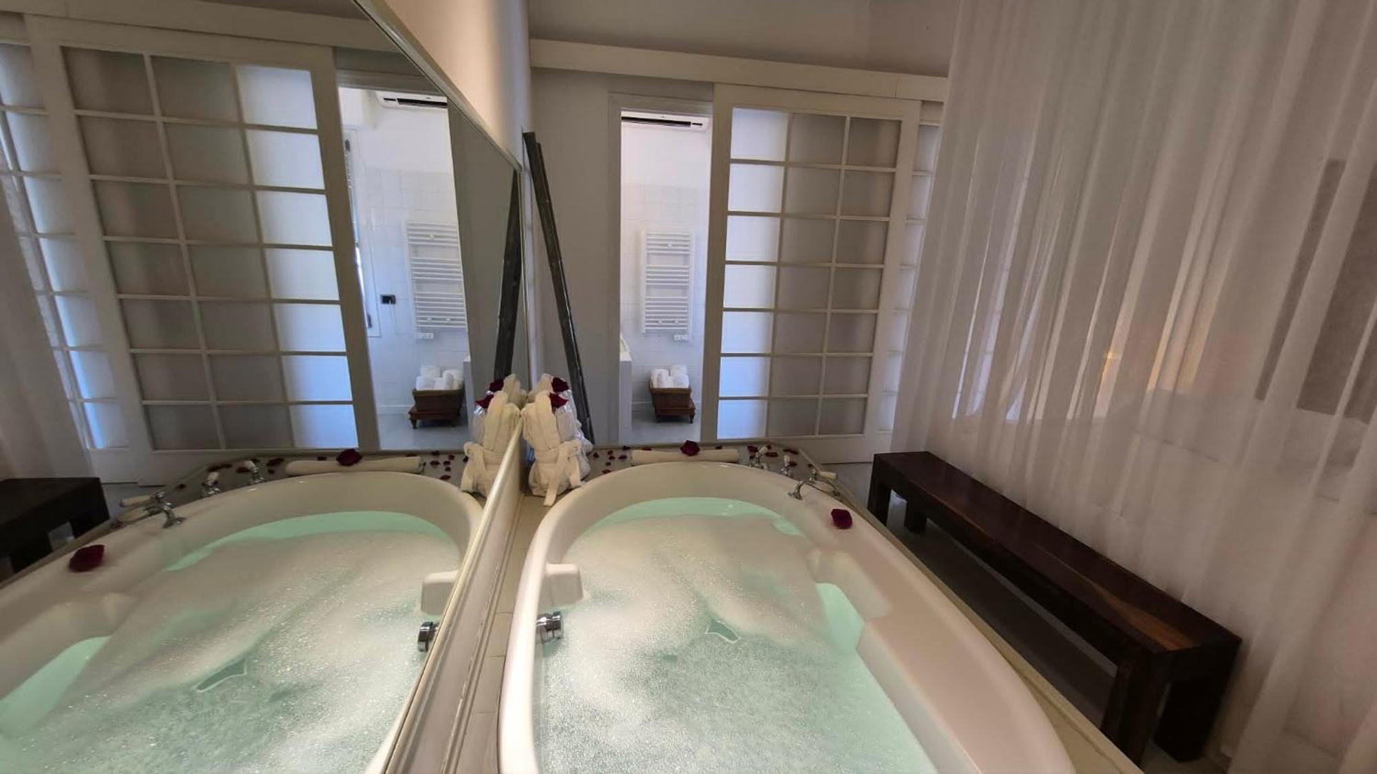 Deluxe Double Room Bath