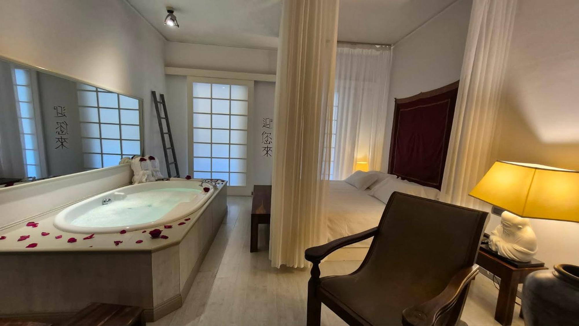 Deluxe Double Room Bath
