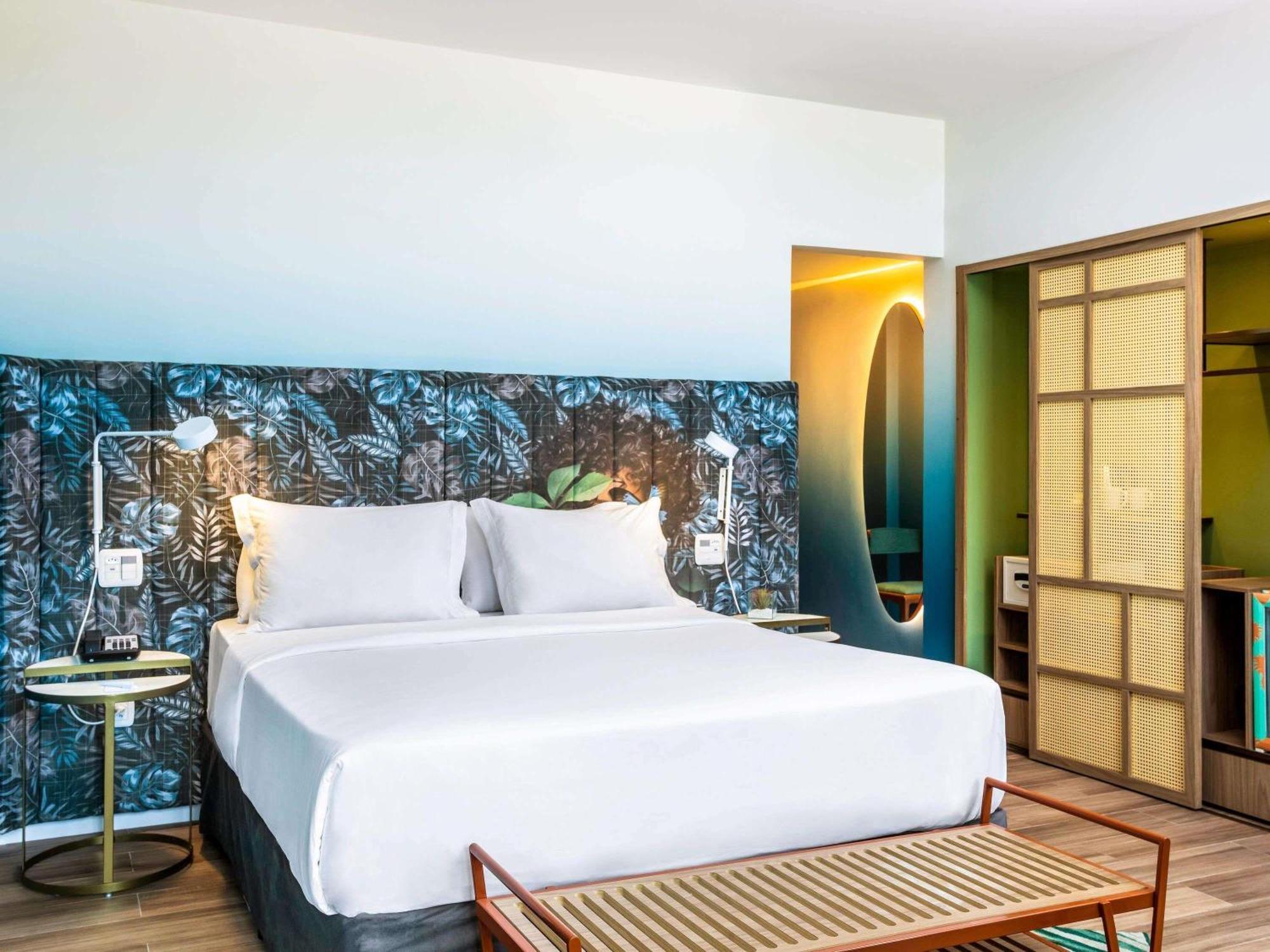 Deluxe Queen Room Partial Sea View