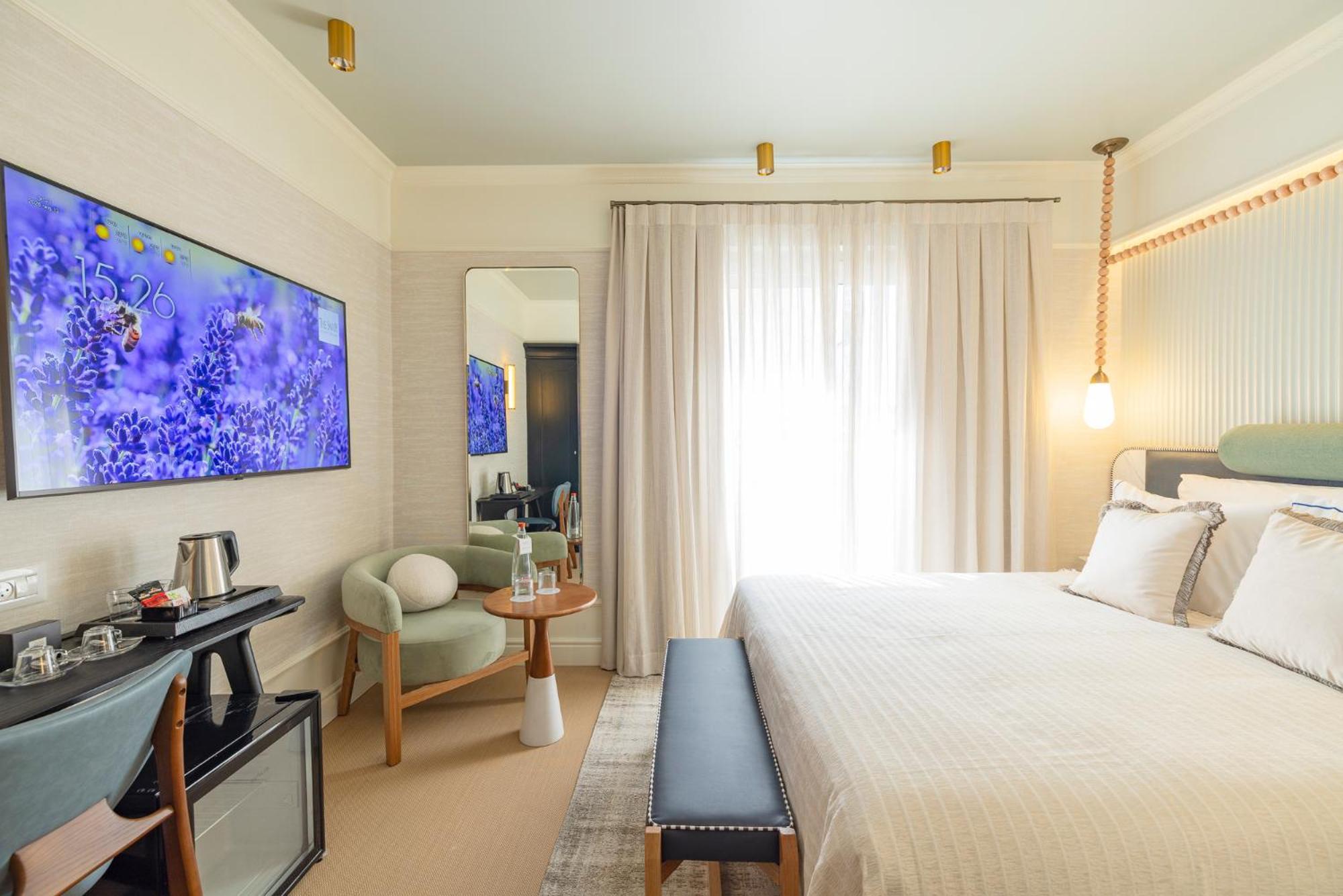 Superior City Room