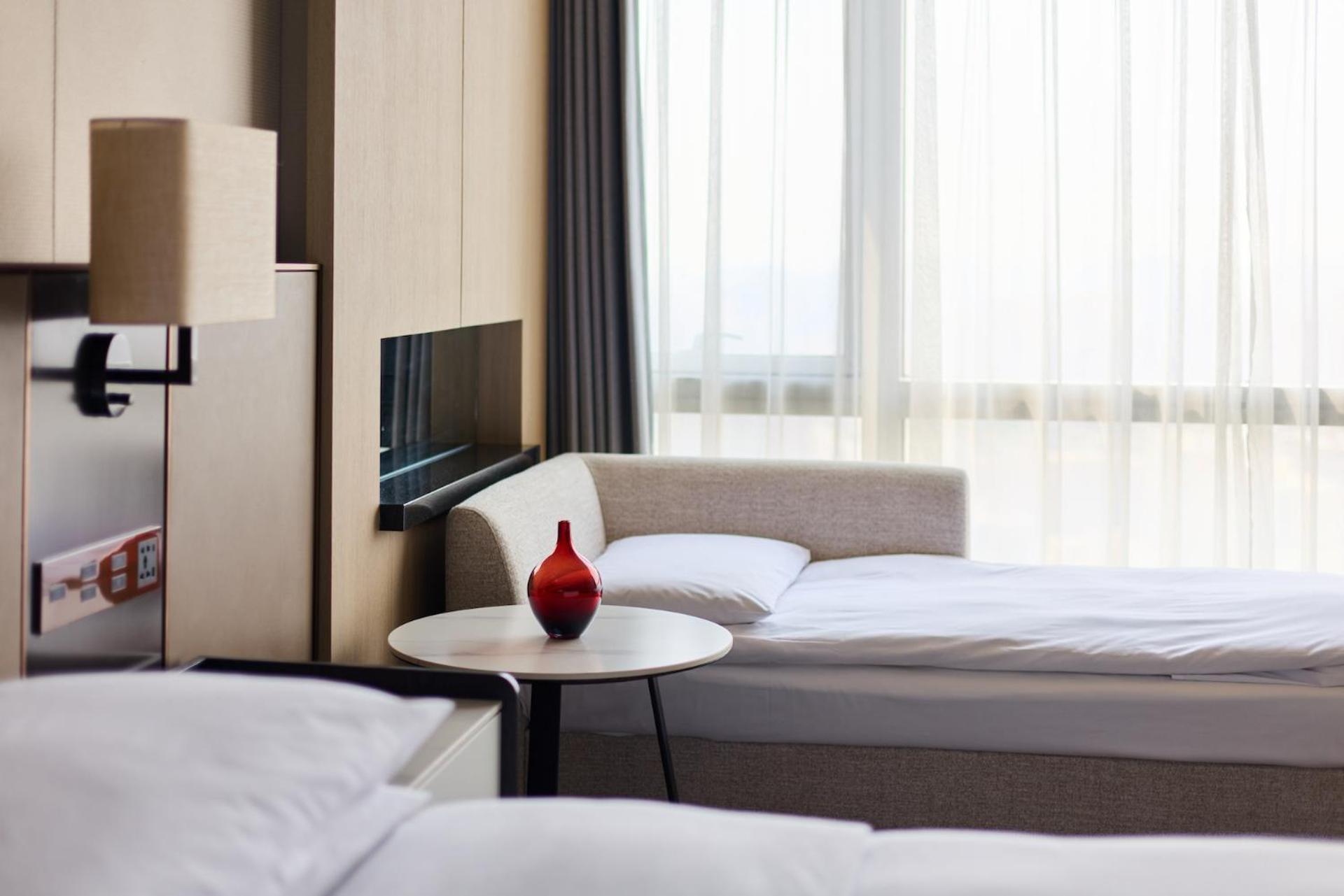 1 King Bed Club Lounge Access Guest Room include Happy Hour Alcohol Drinks & Light Buffet Food & Beverage