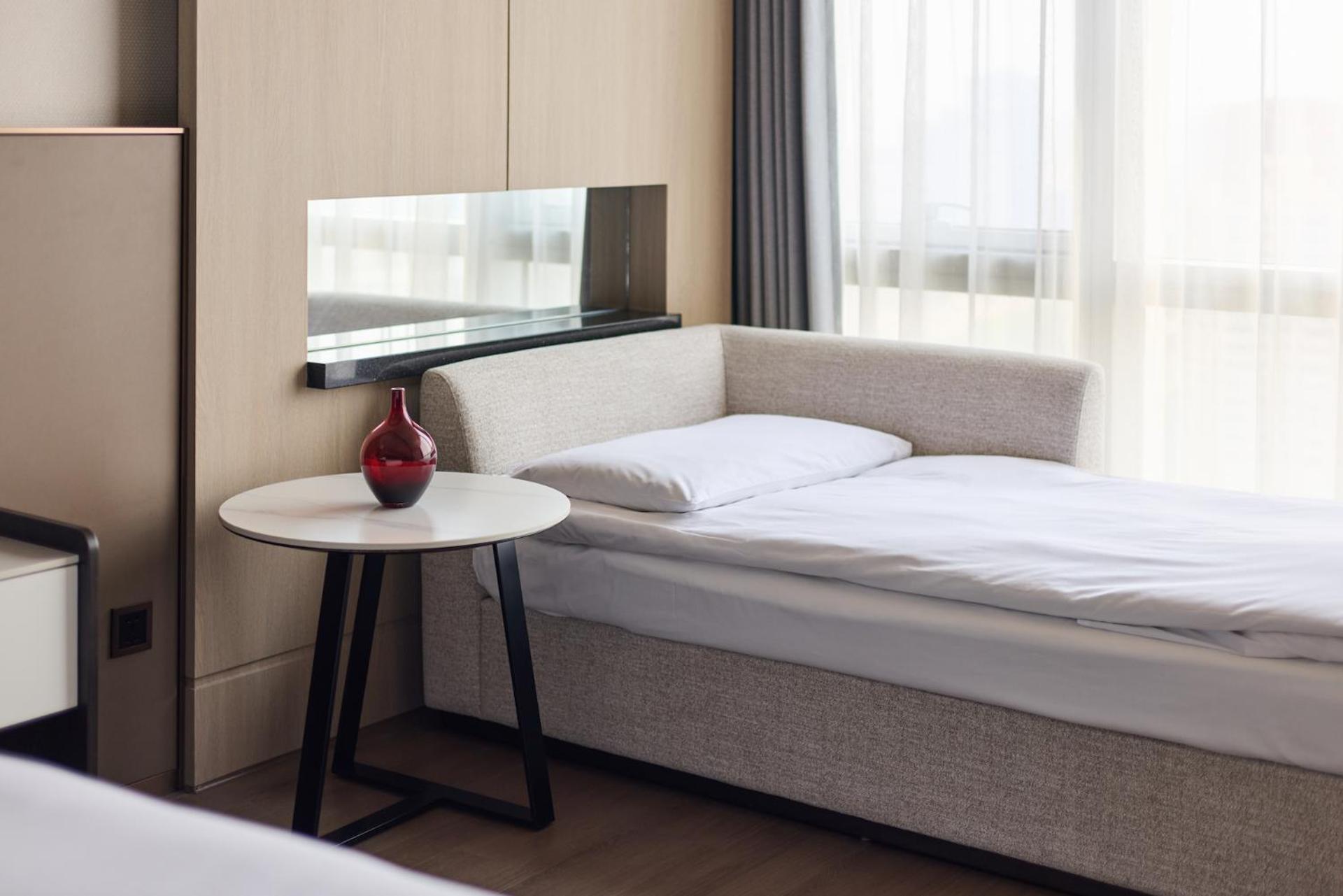 1 King Bed Club Lounge Access Guest Room include Happy Hour Alcohol Drinks & Light Buffet Food & Beverage