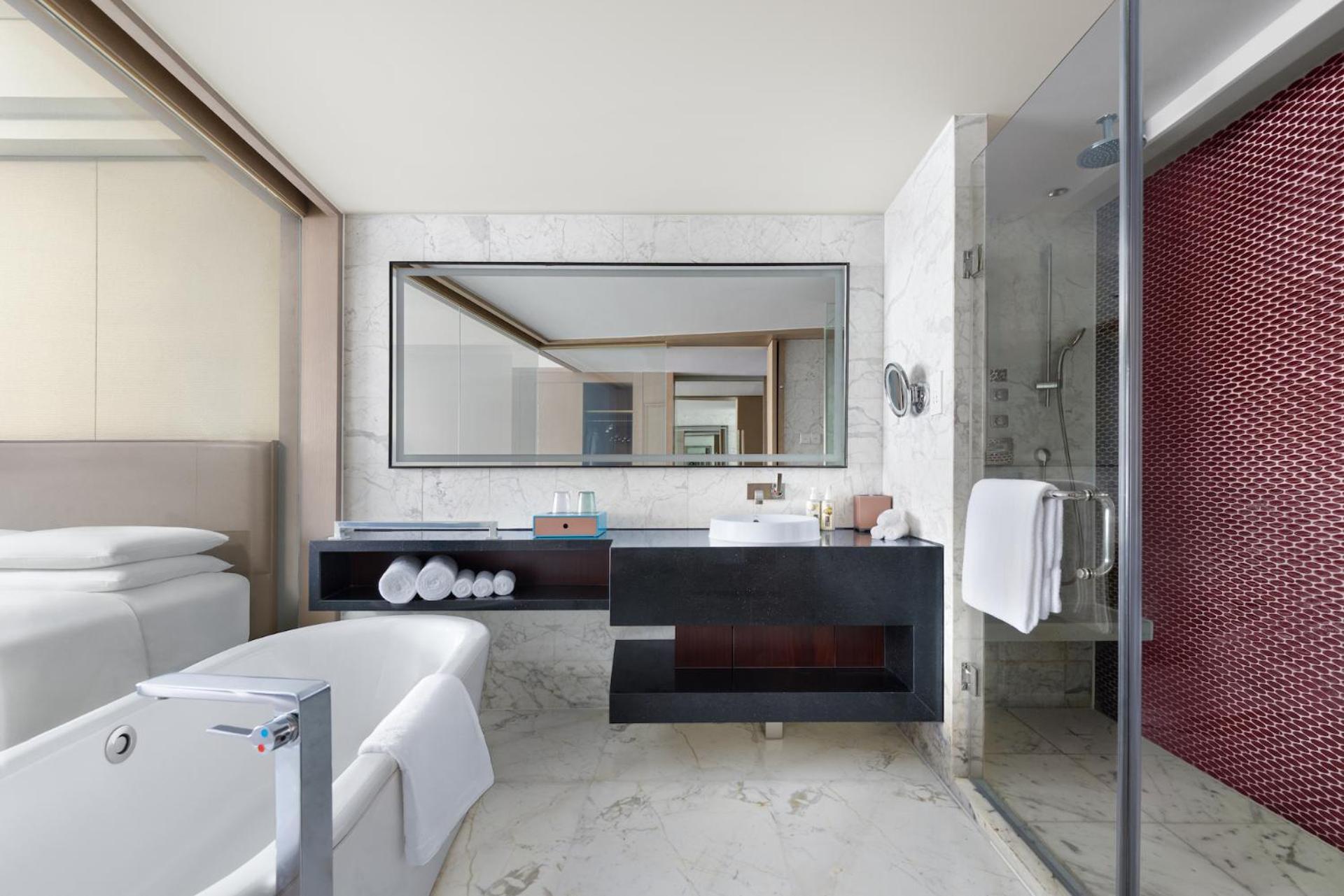1 King Bed Club Lounge Access Guest Room include Happy Hour Alcohol Drinks & Light Buffet Food & Beverage