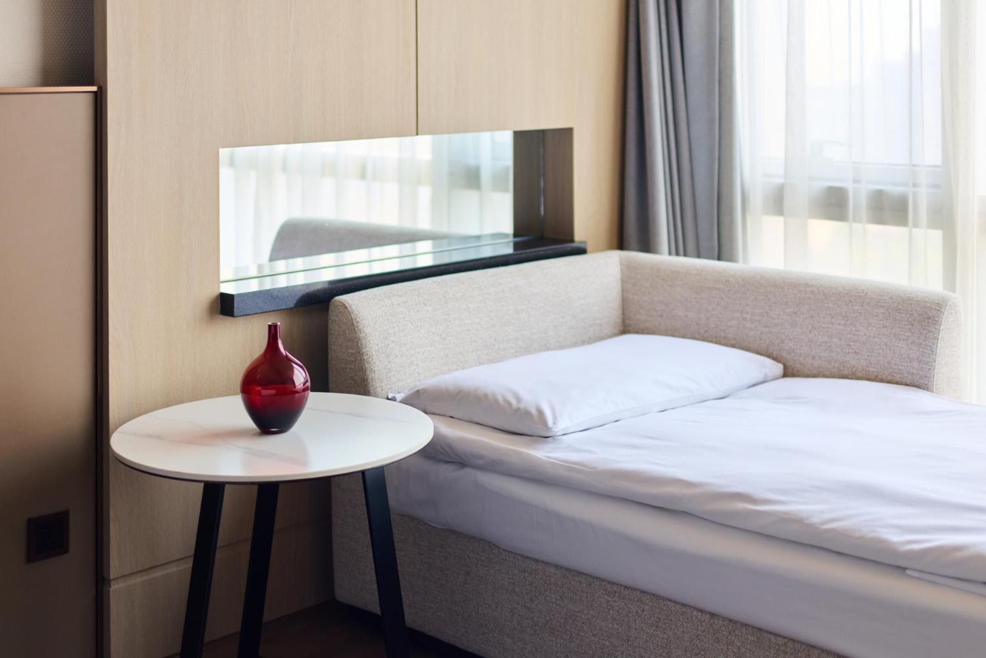 1 King Bed Club Lounge Access Guest Room include Happy Hour Alcohol Drinks & Light Buffet Food & Beverage