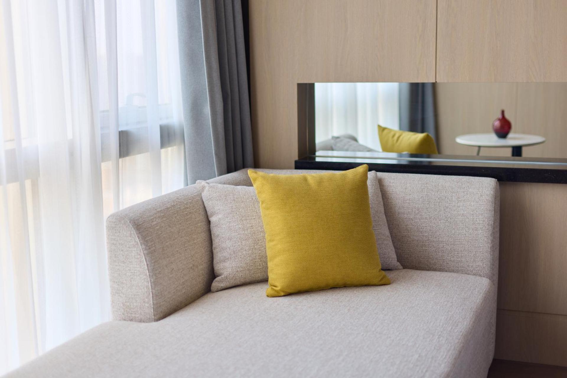 1 King Bed Club Lounge Access Guest Room include Happy Hour Alcohol Drinks & Light Buffet Food & Beverage