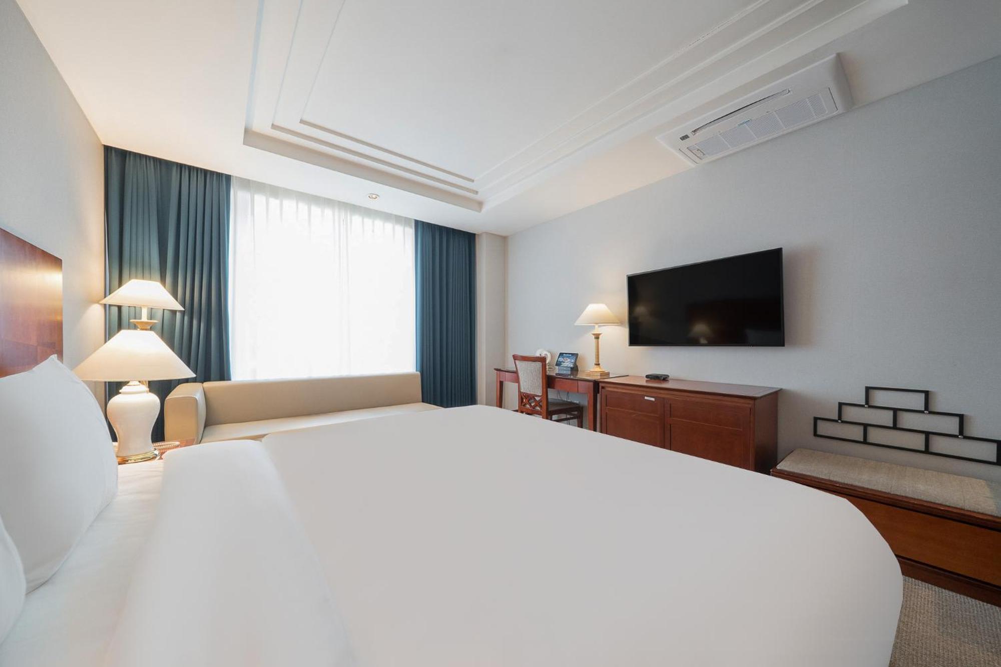 Deluxe Queen Room