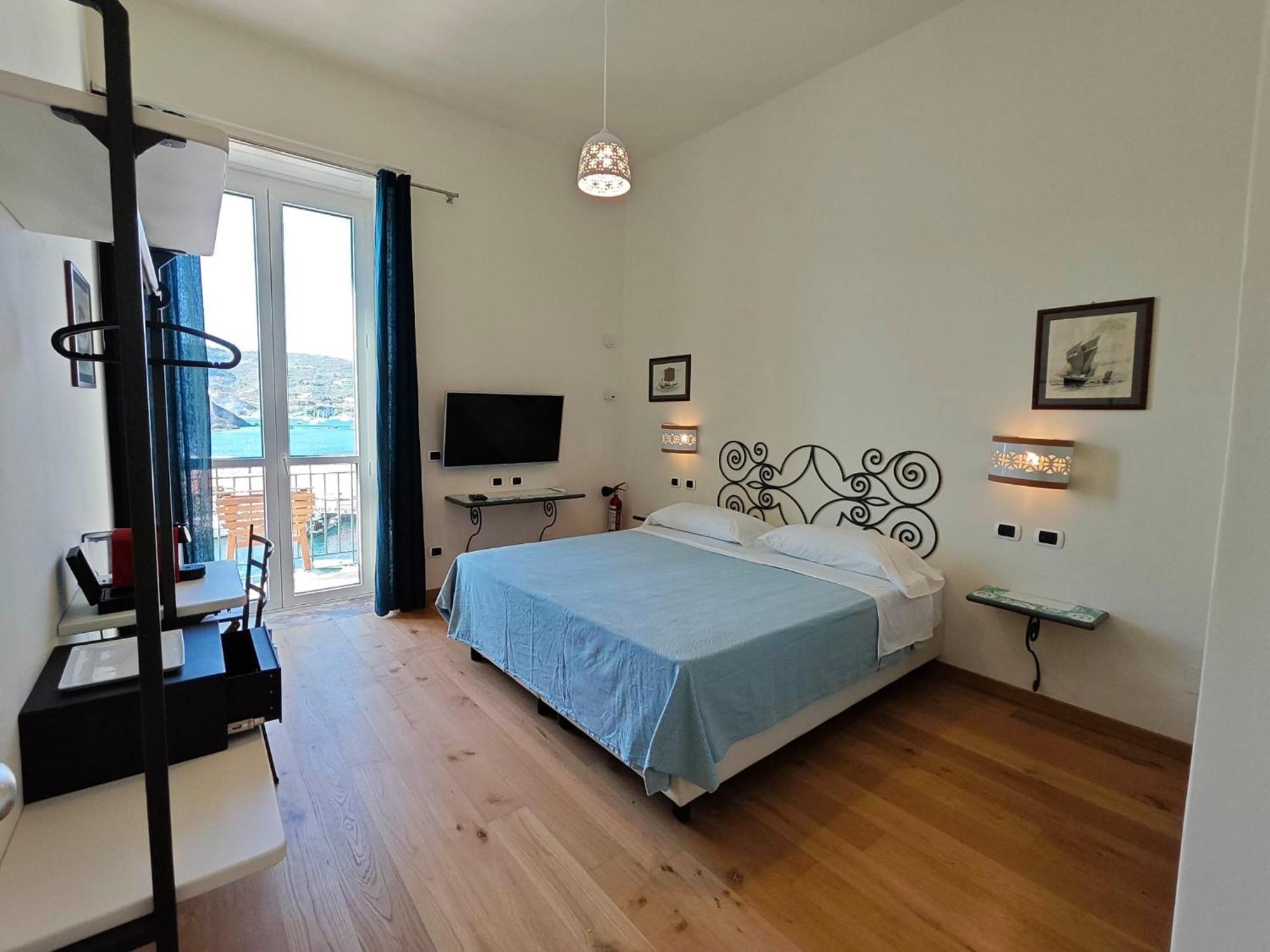 Double or Twin Room Sea View