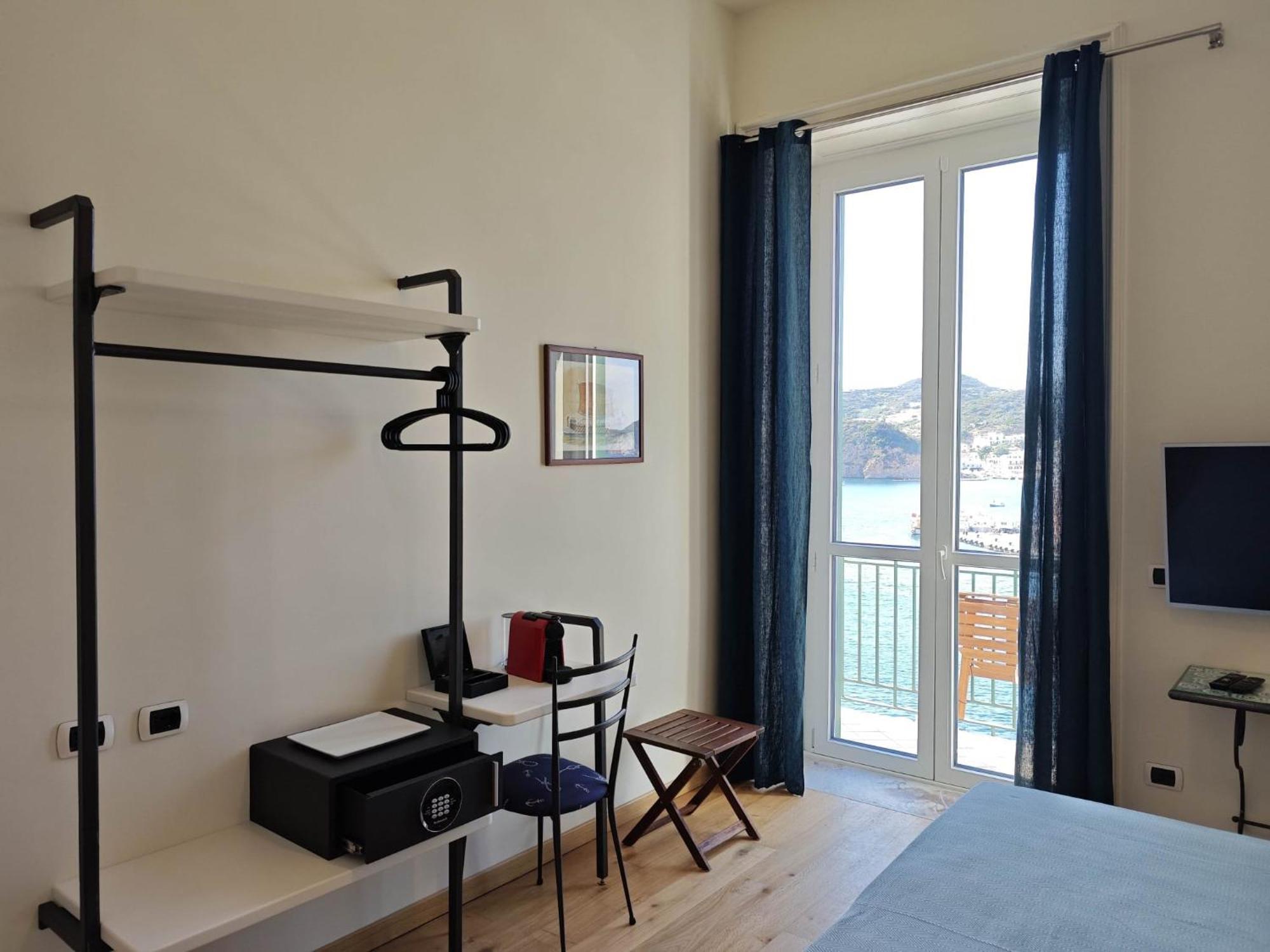 Double or Twin Room Sea View
