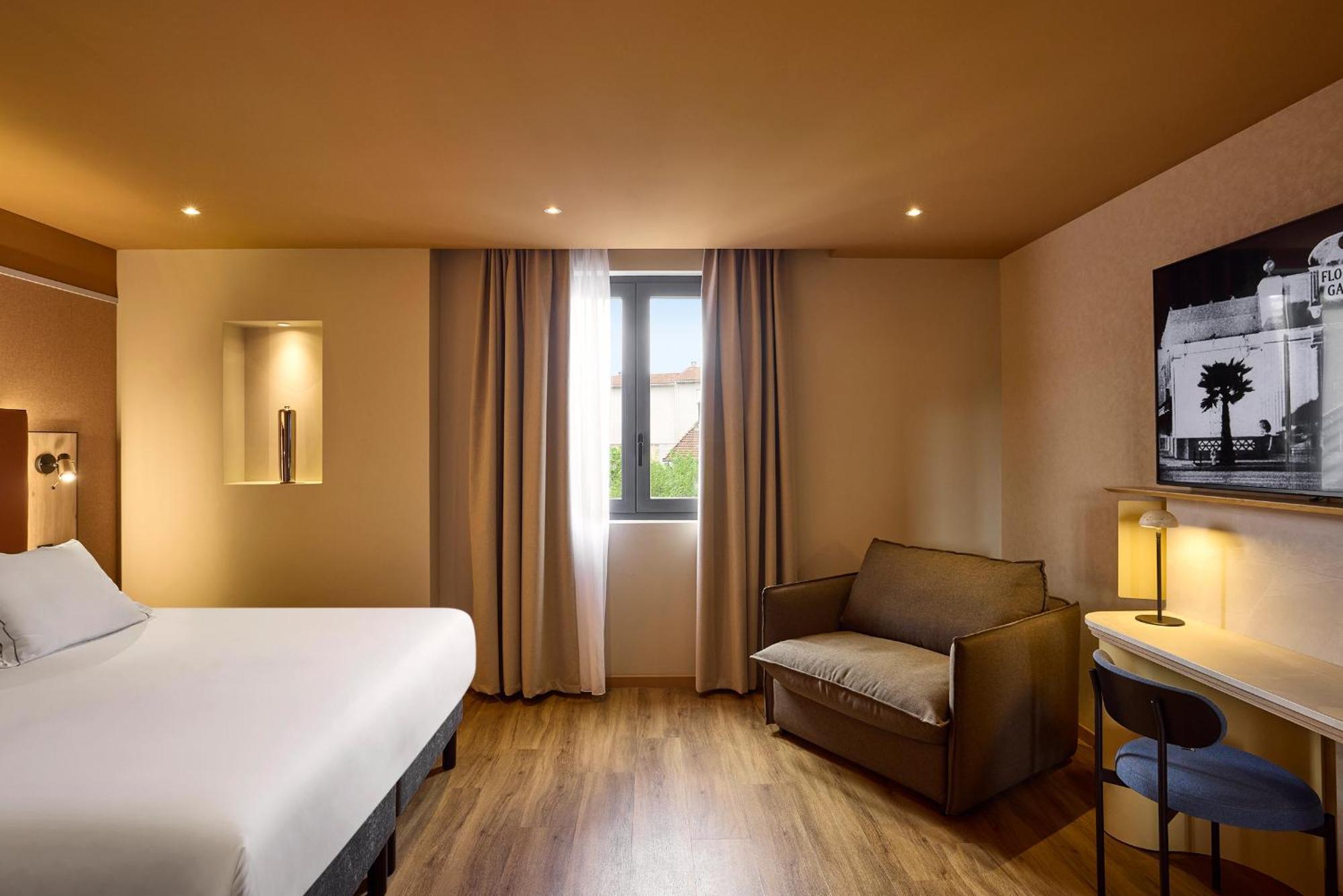 Deluxe Room 1 King Bed