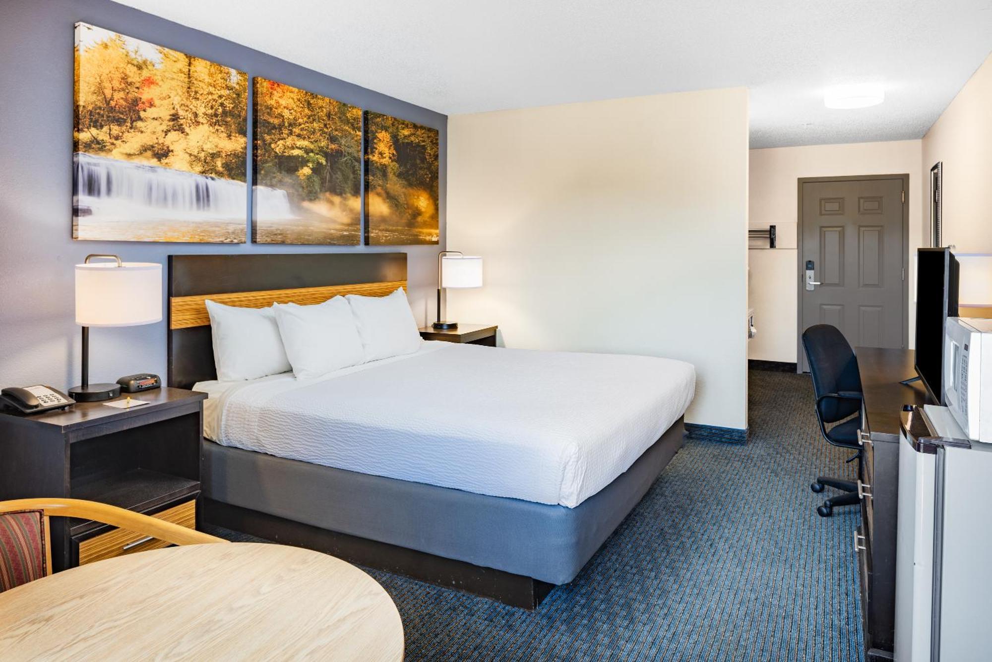 King Room with Bath Tub - Mobility Accessible/Non-Smoking