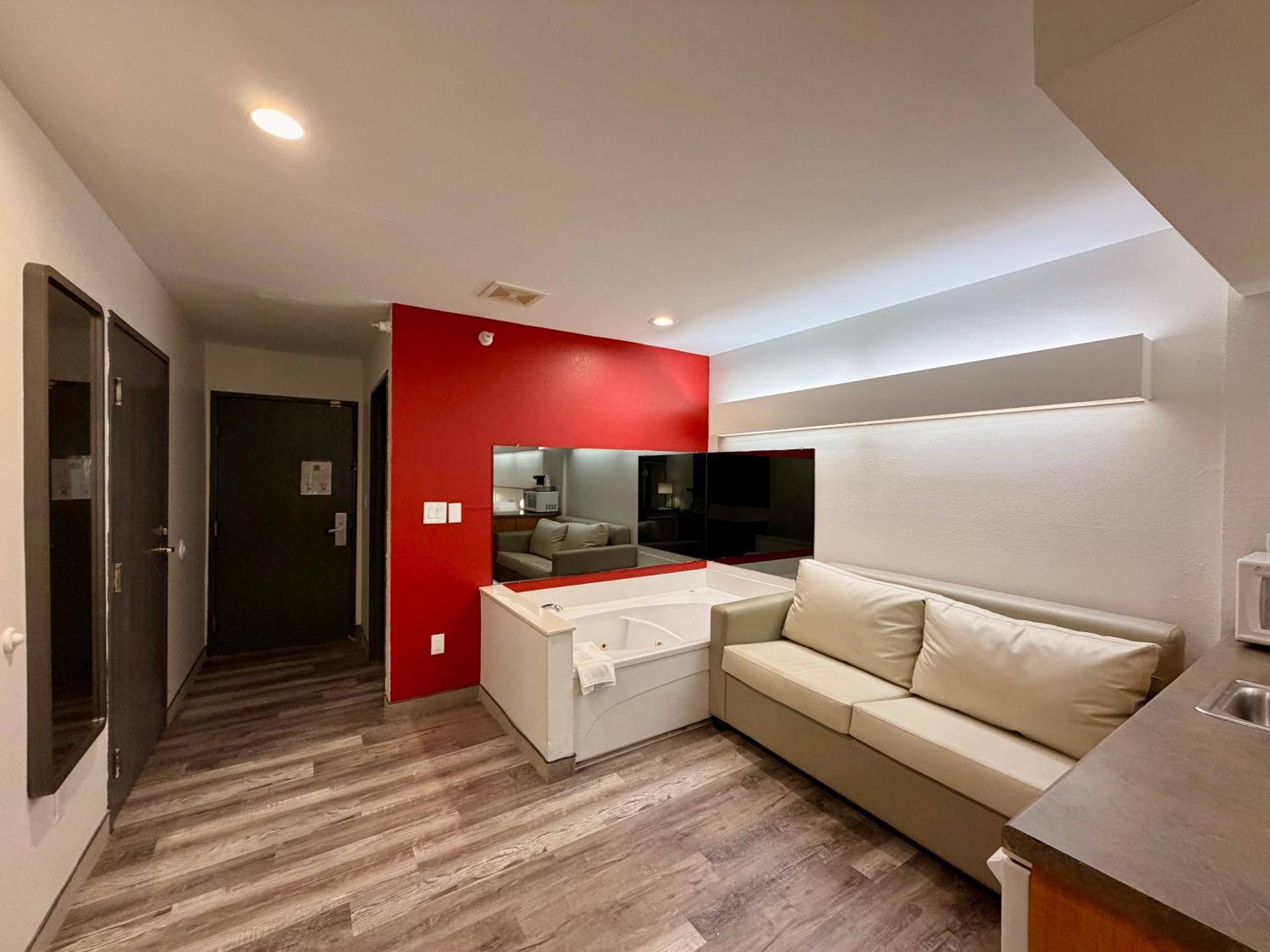 Deluxe Queen Studio Suite Non-Smoking