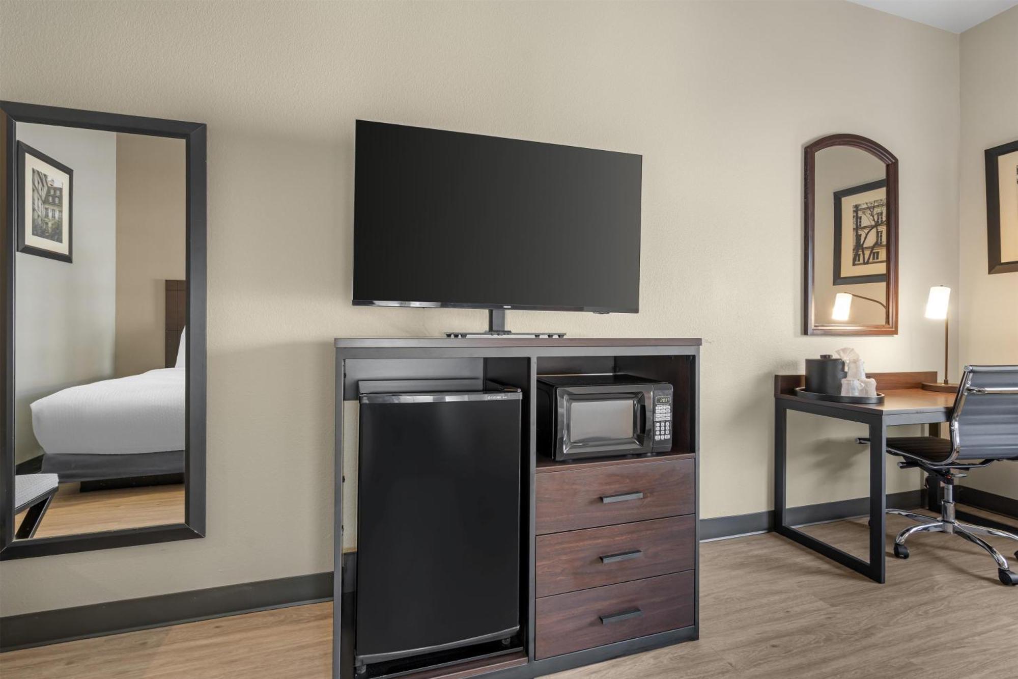 Queen Room with Two Queen Beds and Roll-In Shower - Mobility Access/Non-Smoking
