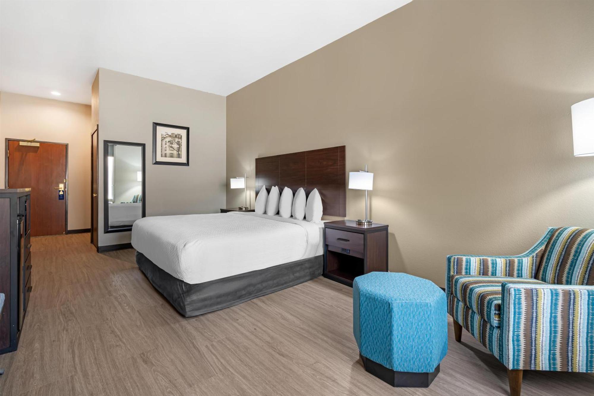 King Room Bath Tub Mobility Accessible or Non-Smoking