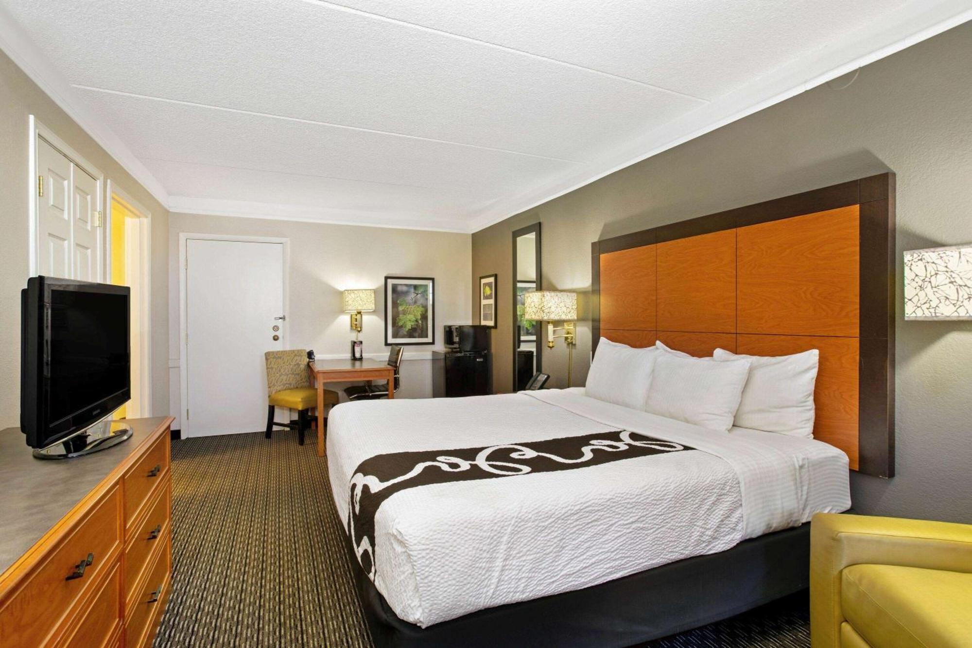 King Room Mobility Accessible Bathtub Grab Bars or Non-Smoking