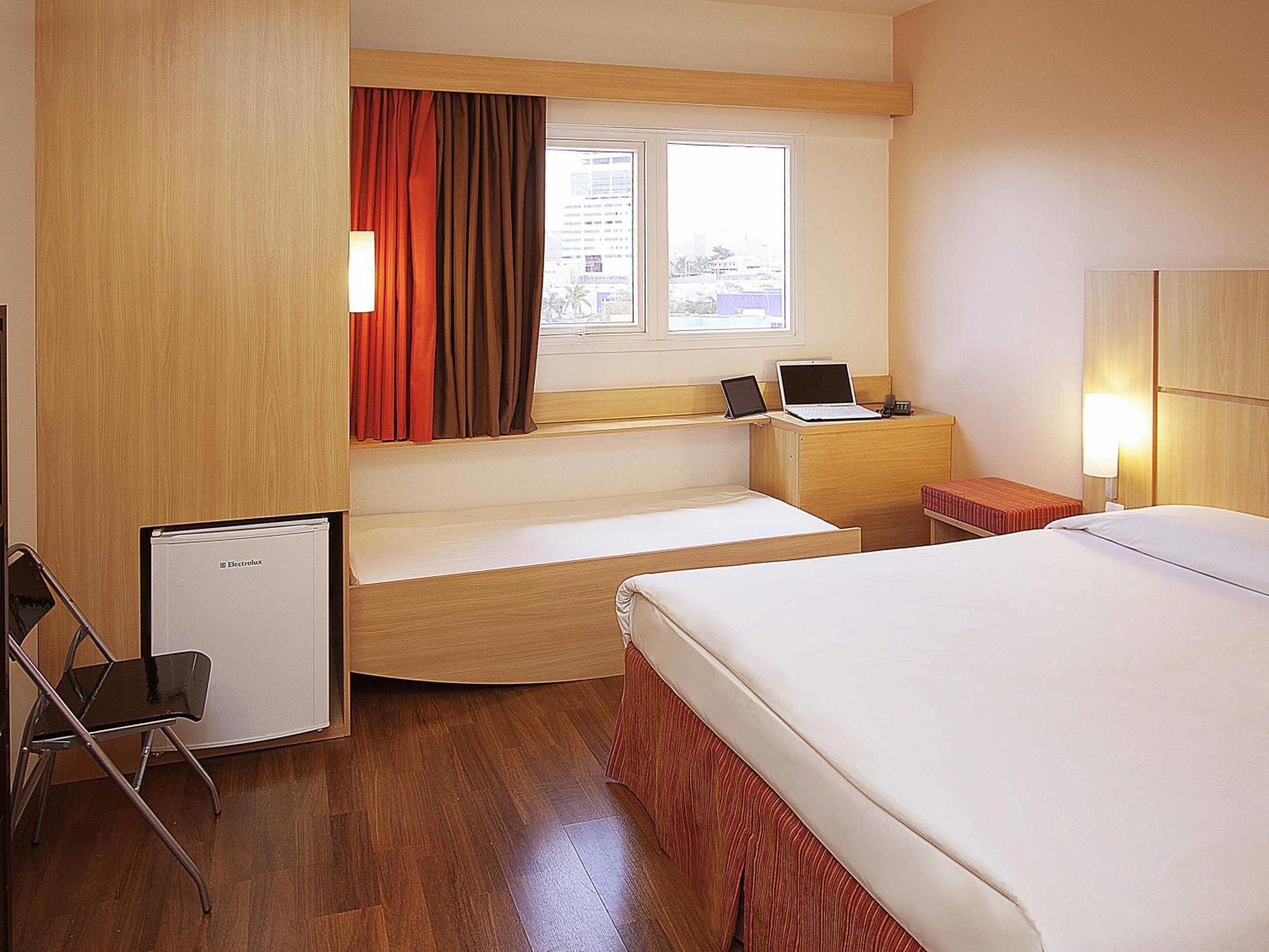 Quarto com 1 Cama de Casal e 1 Cama de Solteiro