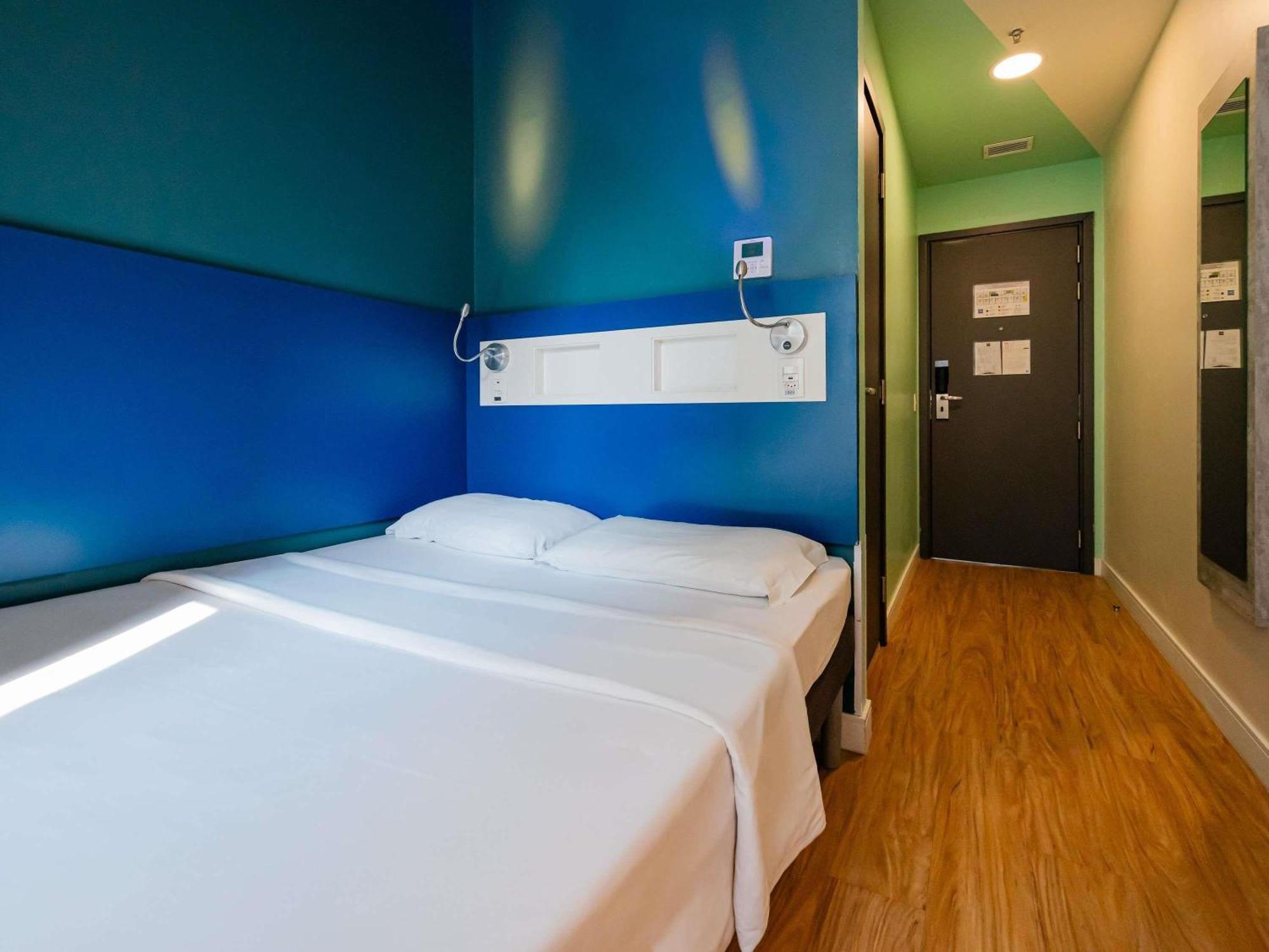 Apartment a double bed a built single bed