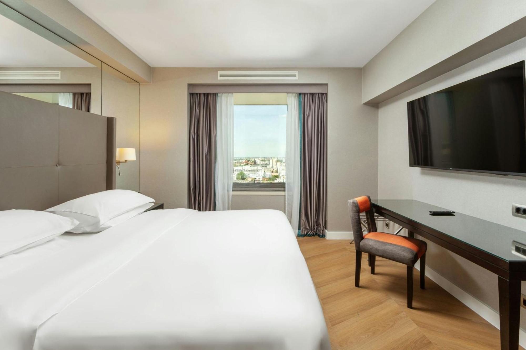 Executive Executive level Guest room 1 King Skyline view