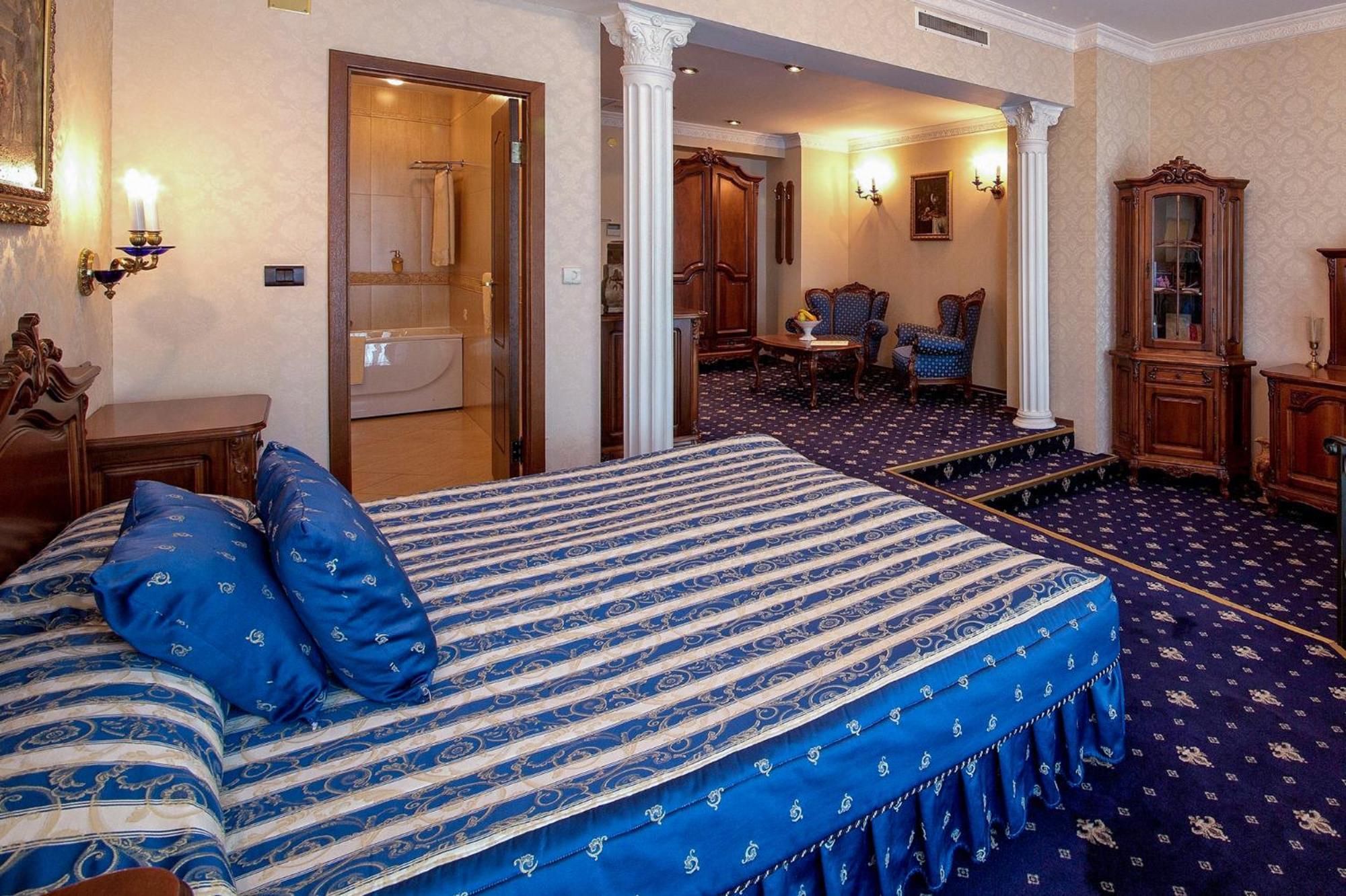 Studio Queen bed