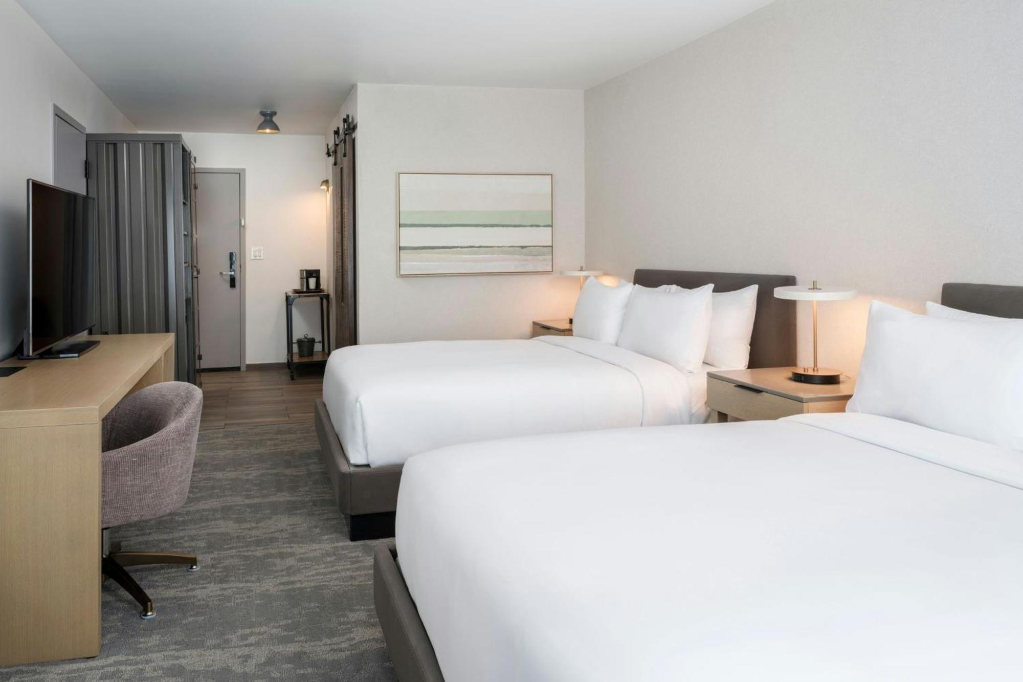 Larger Guest room 2 Queen Urban view