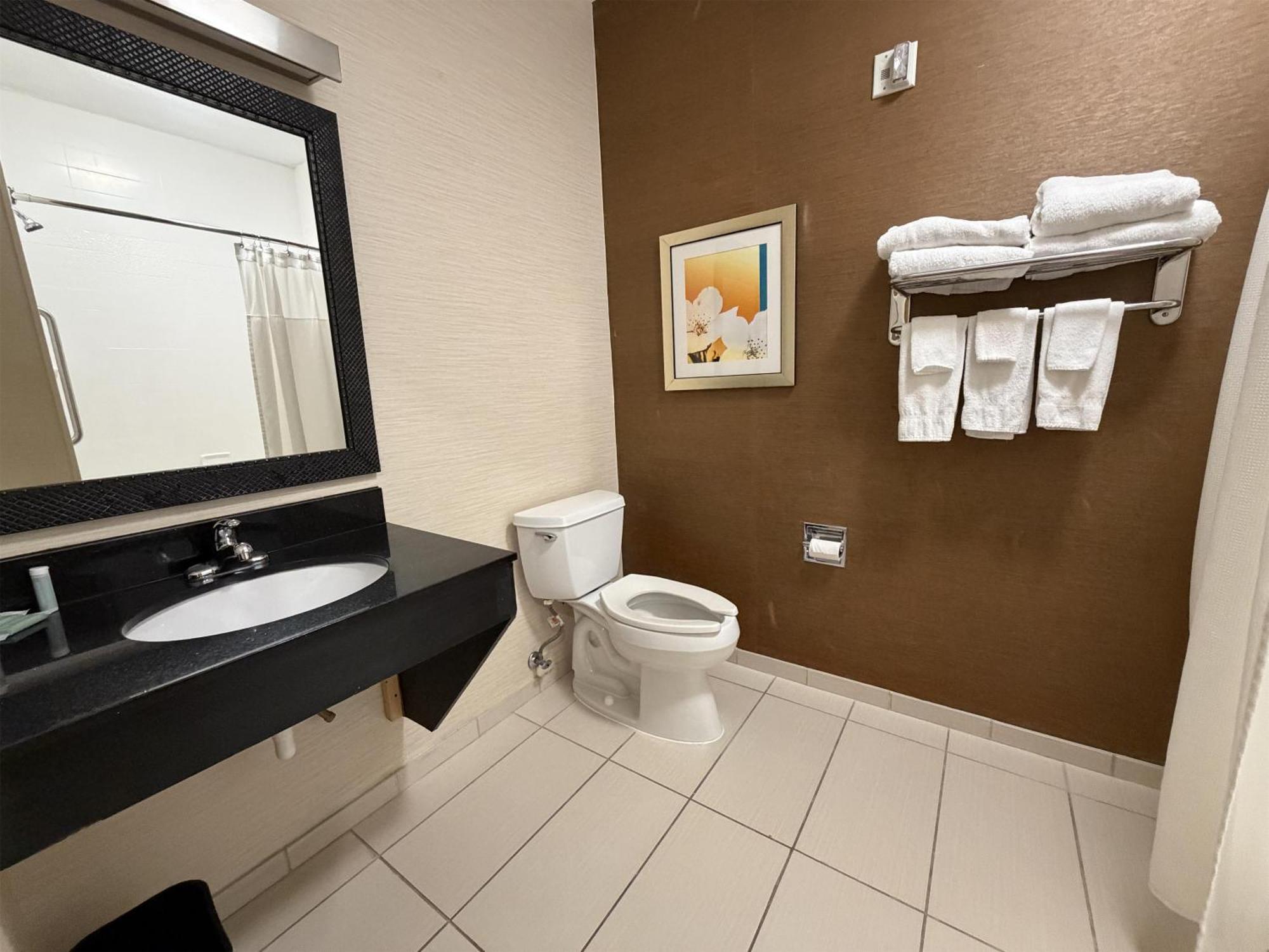 Queen Room Bath Tub Disability Access or Non-Smoking