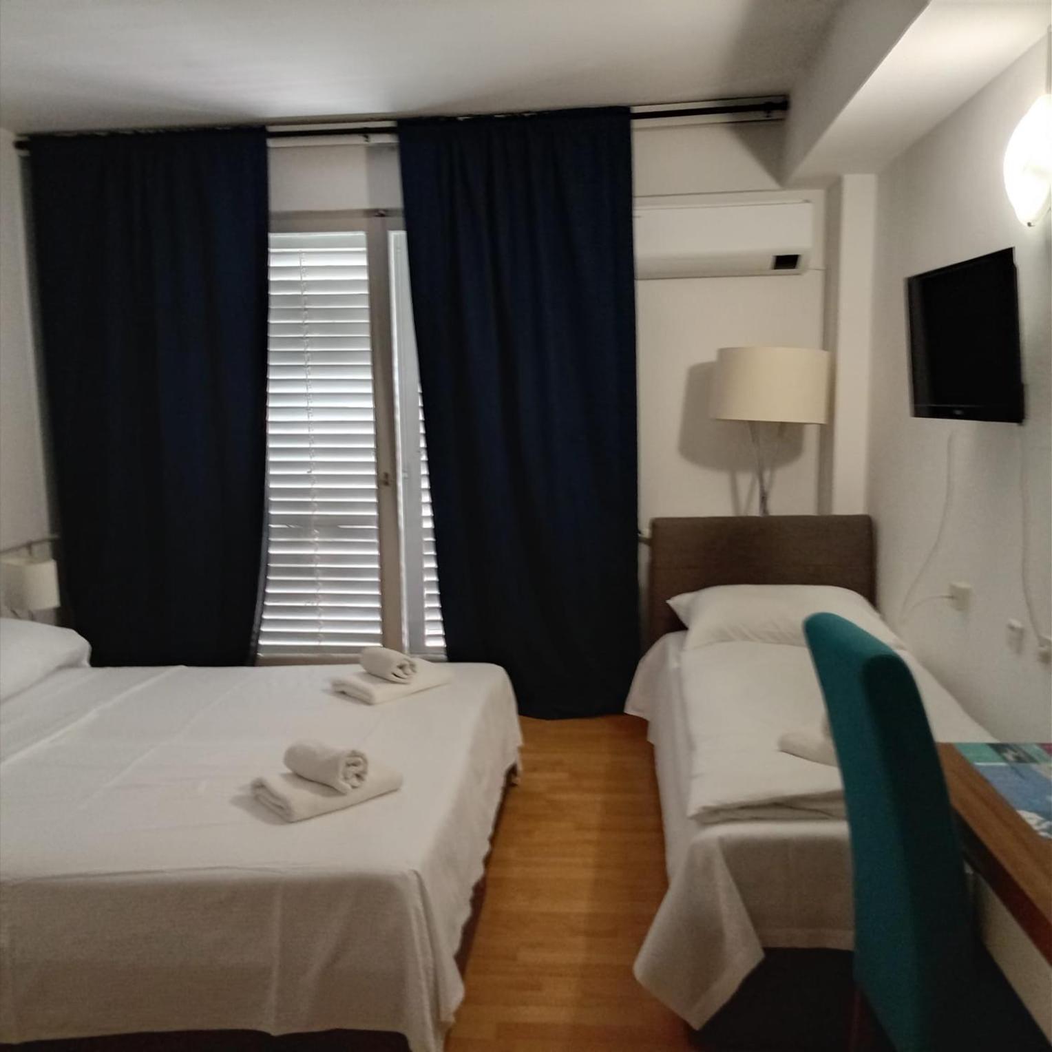Standard Dreibettzimmer mit Meerblick