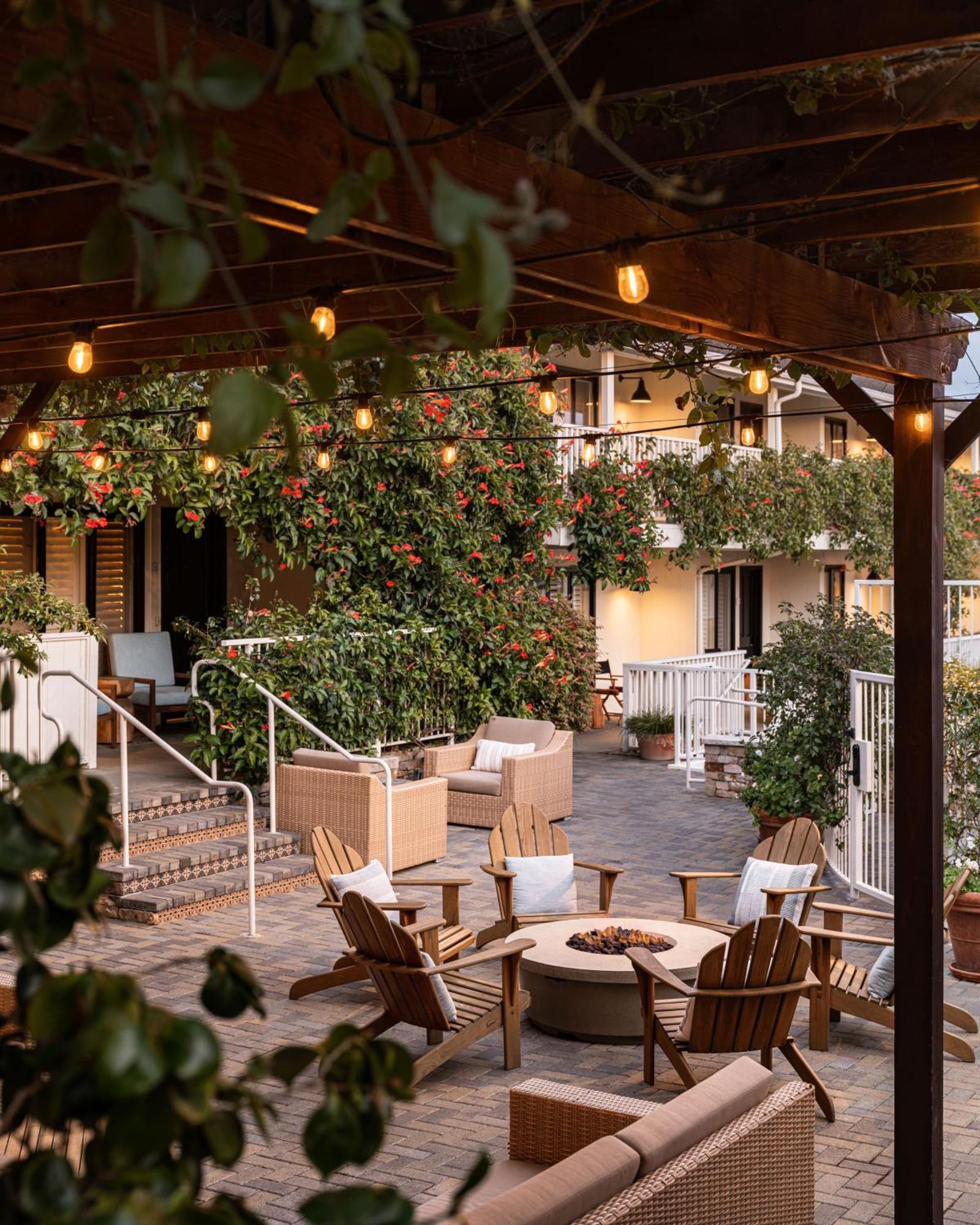 Courtyard Queen