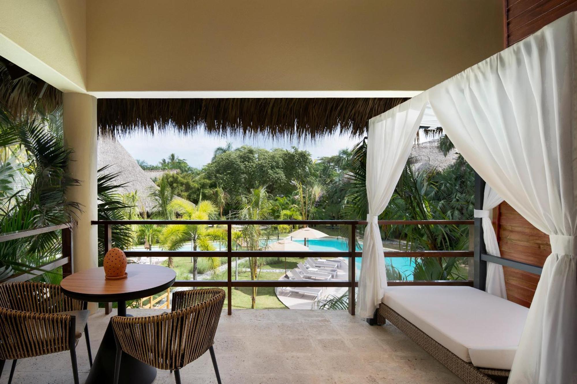 Suite Junior Romantique avec Lit King-Size – Vue sur Piscine