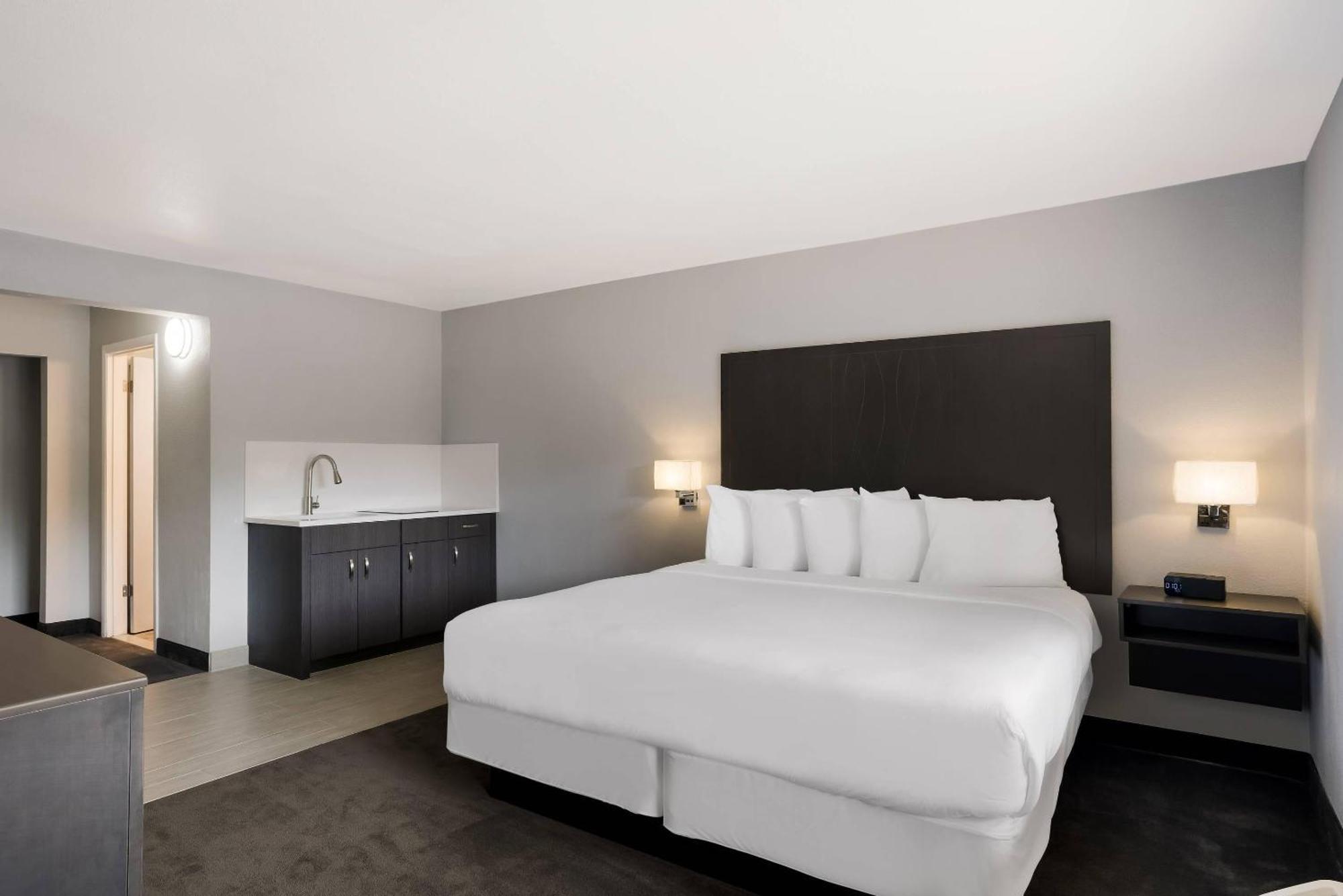 Efficiency King Suite - Non Smoking