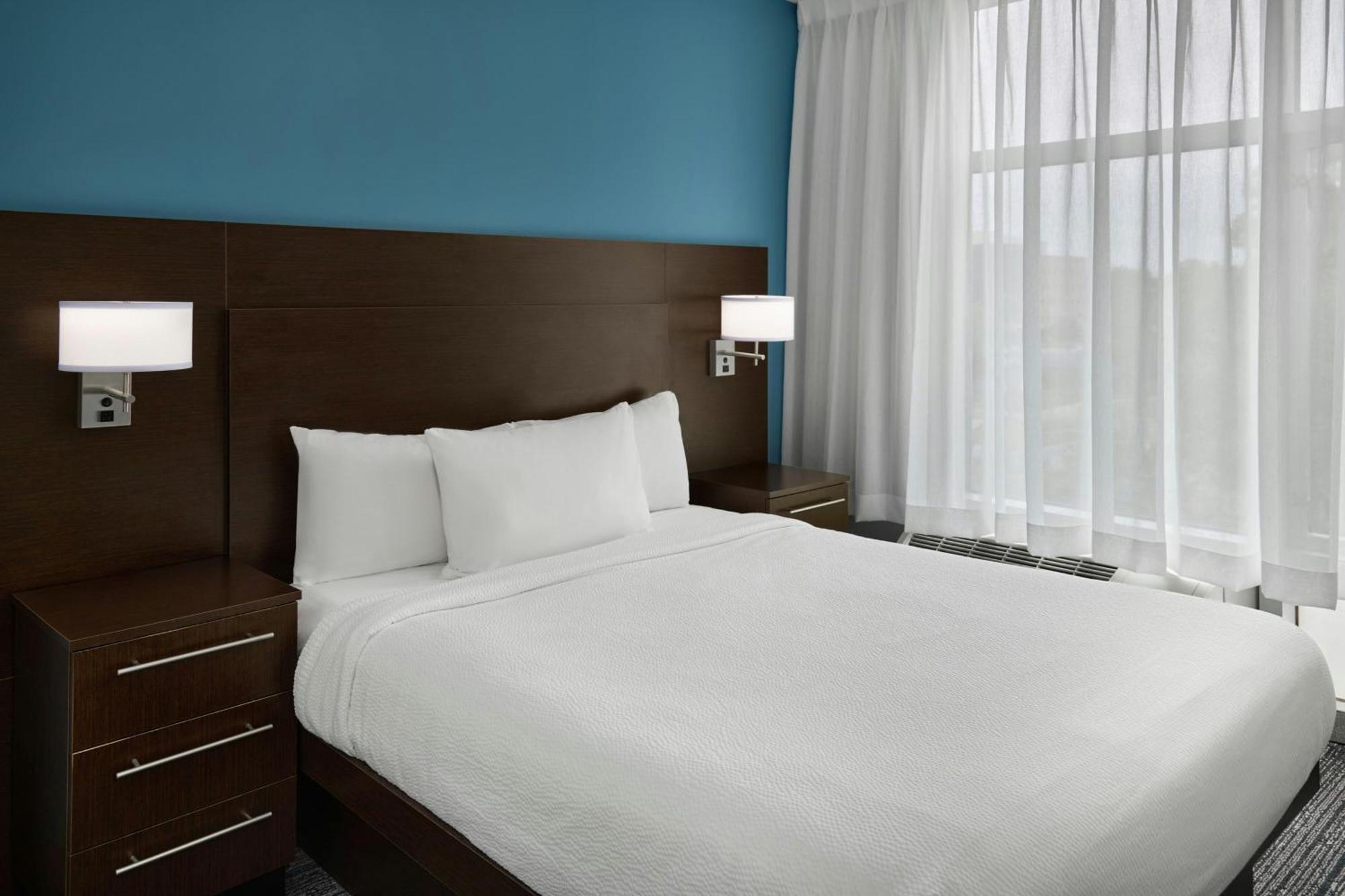 One-Bedroom Queen Suite Sofa Bed