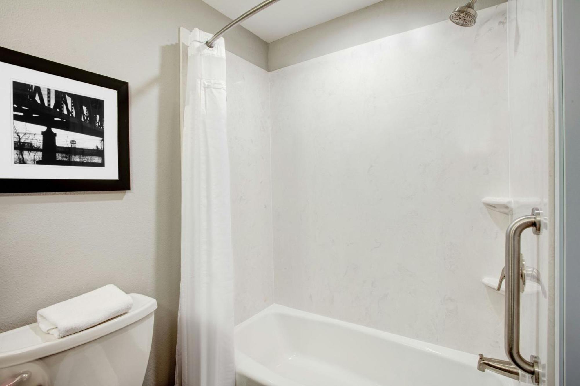 Queen Room Two Queen Beds Hearing Accessible or Non-Smoking