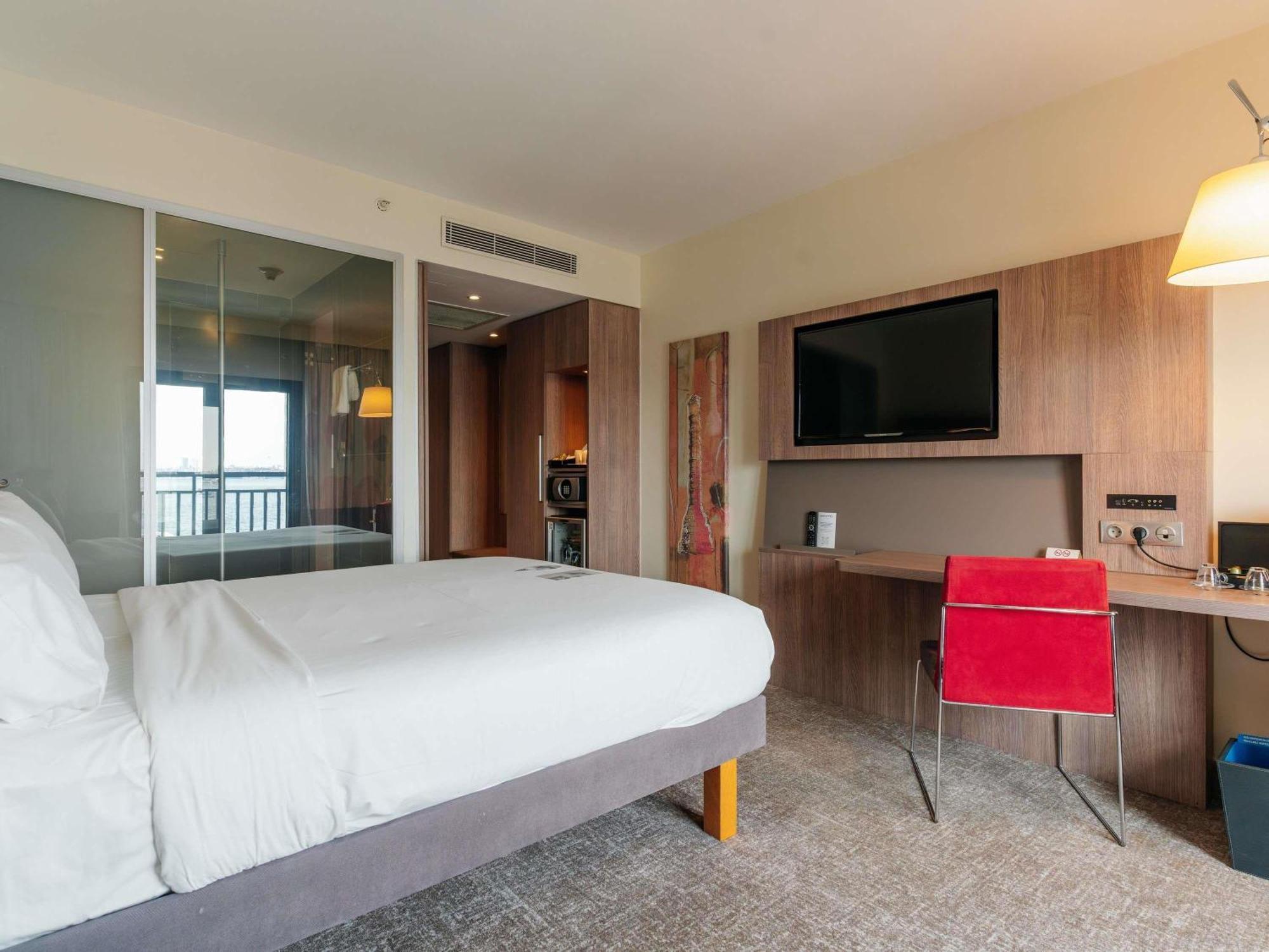 Executive Queen Room Sofa Bed Sea View