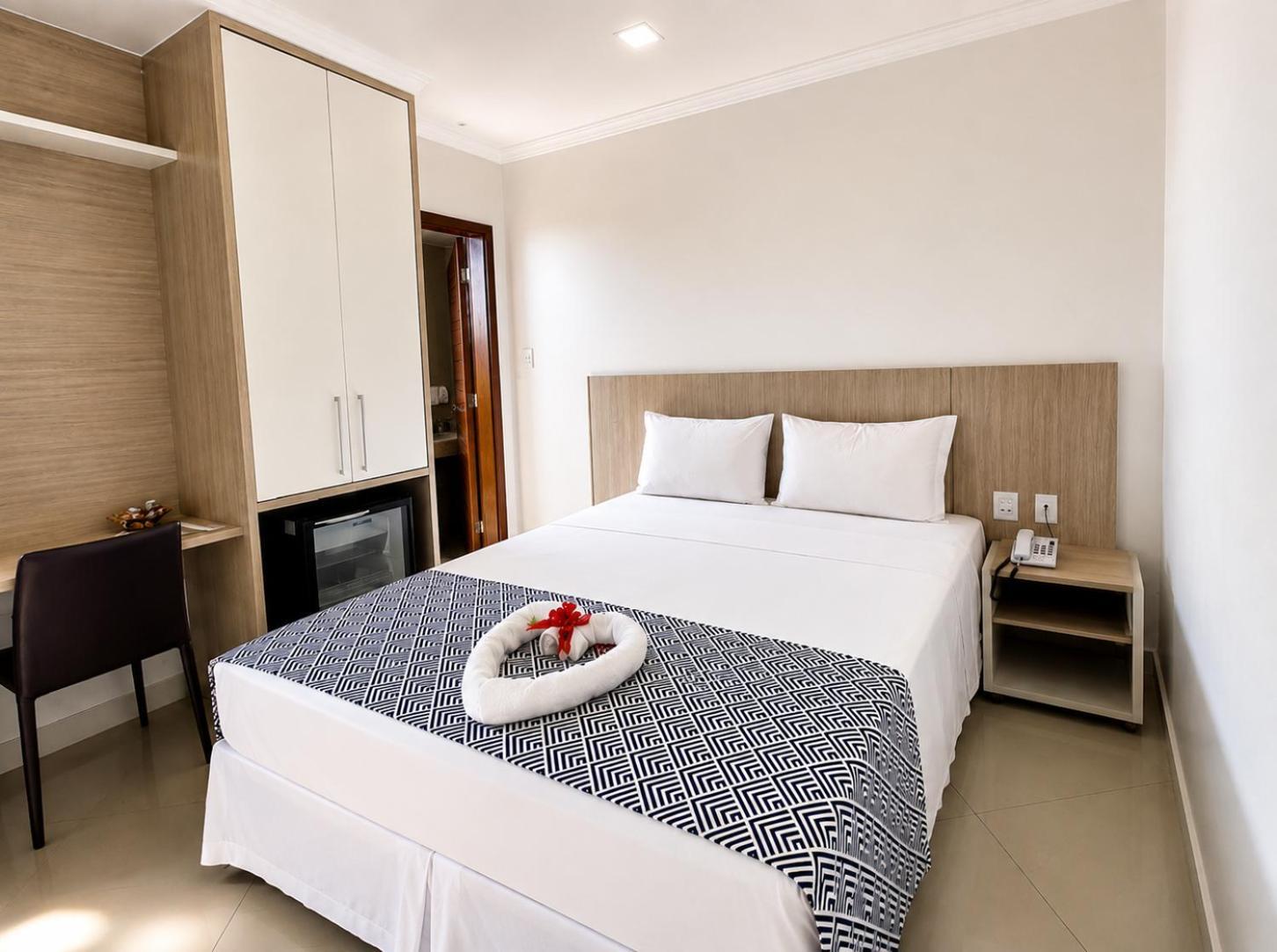 Quarto Grande com 2 Camas de Solteiro
