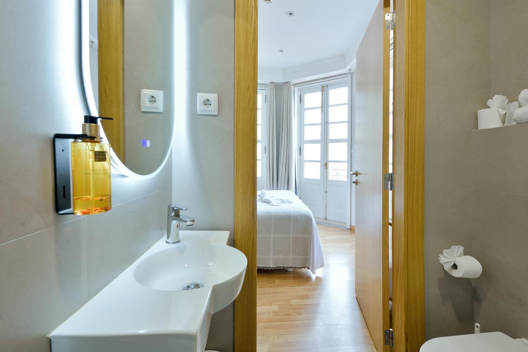 Habitación con cama grande y balcón