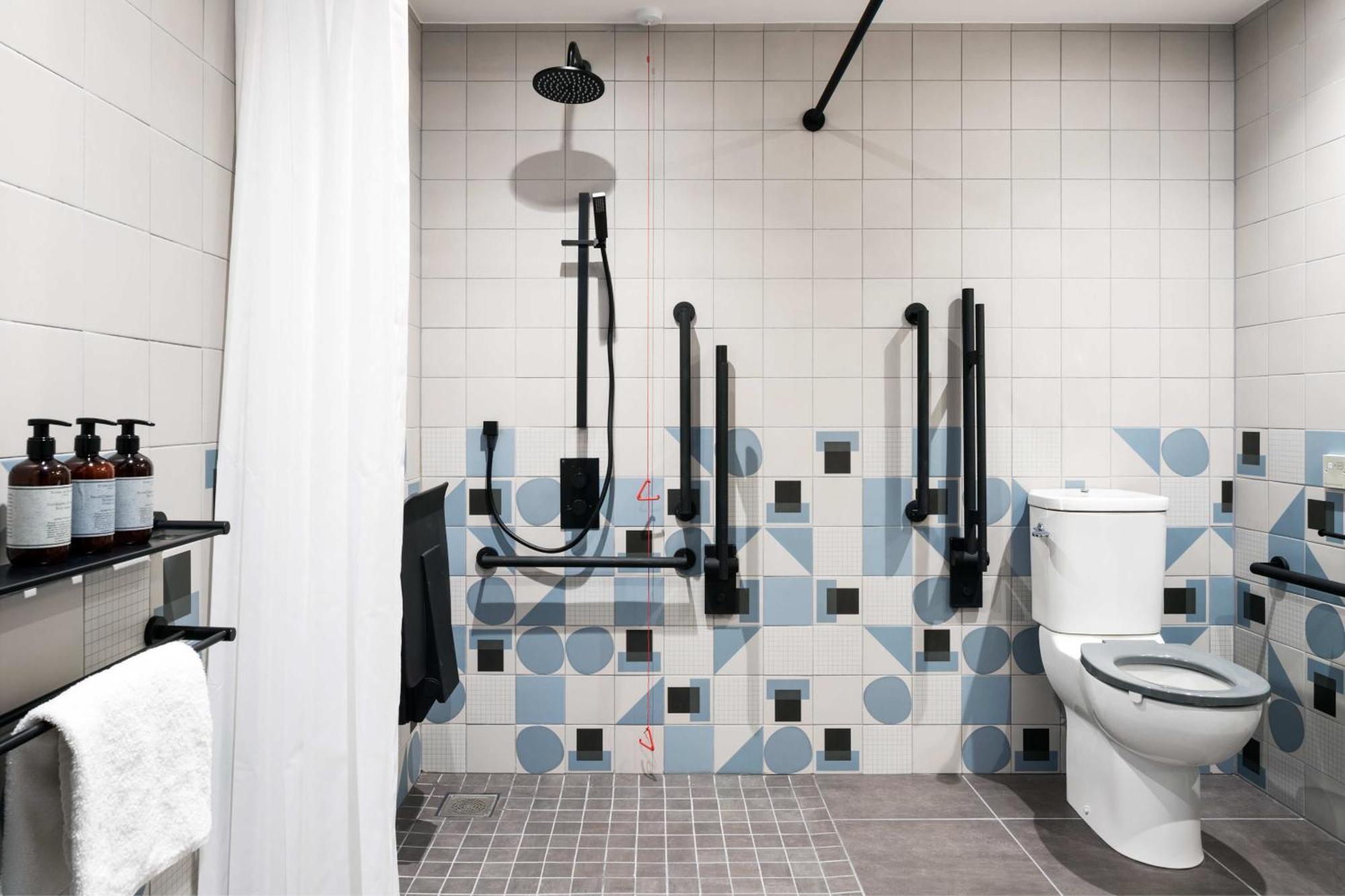 Deluxe Studio Accessible Twin