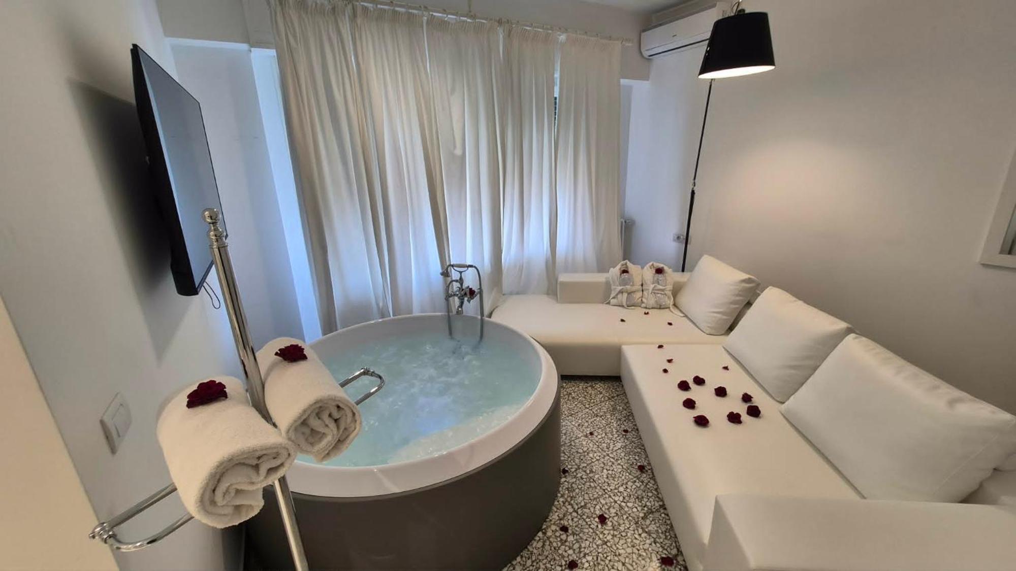 Deluxe Suite Spa Bath