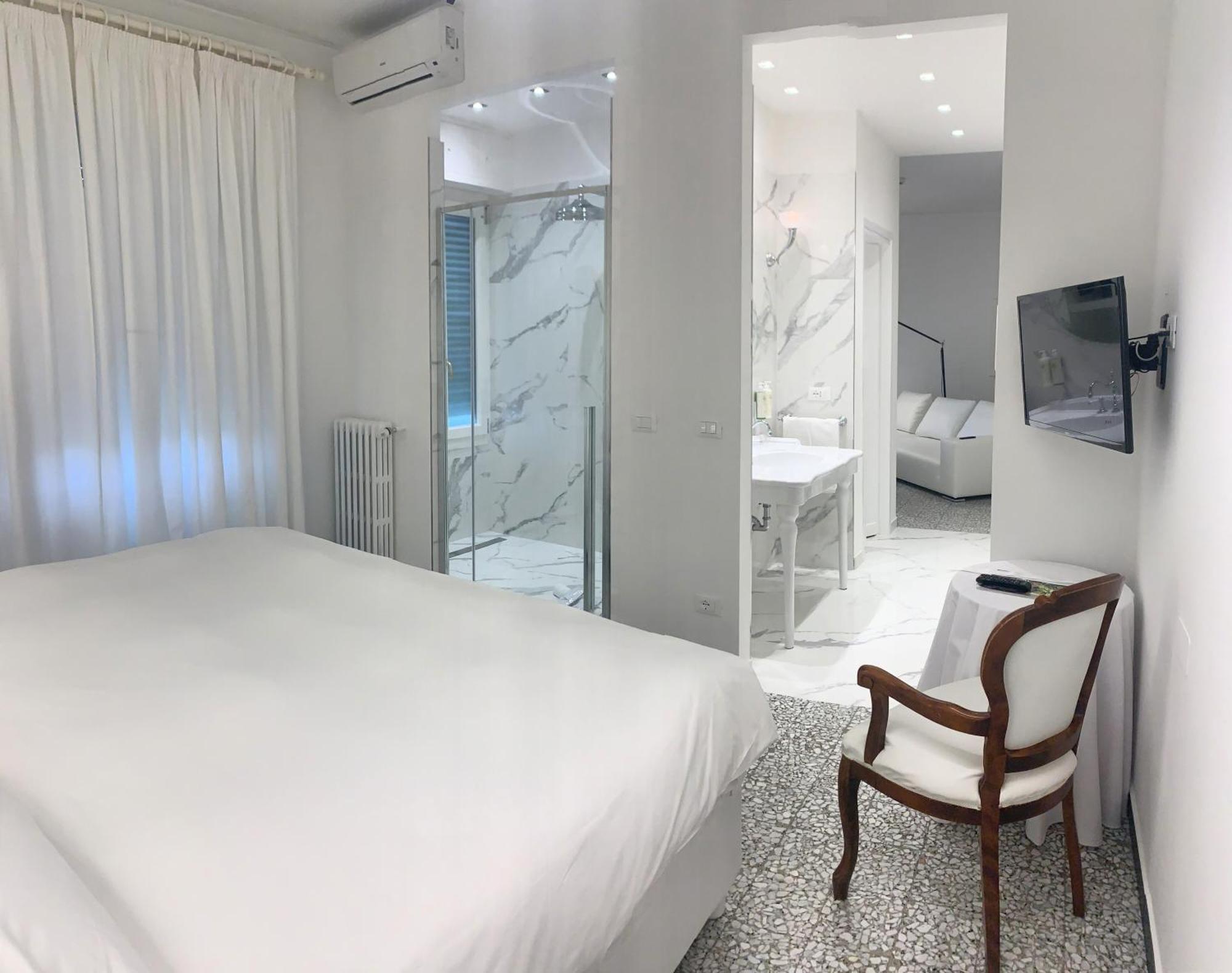 Deluxe Suite Spa Bath