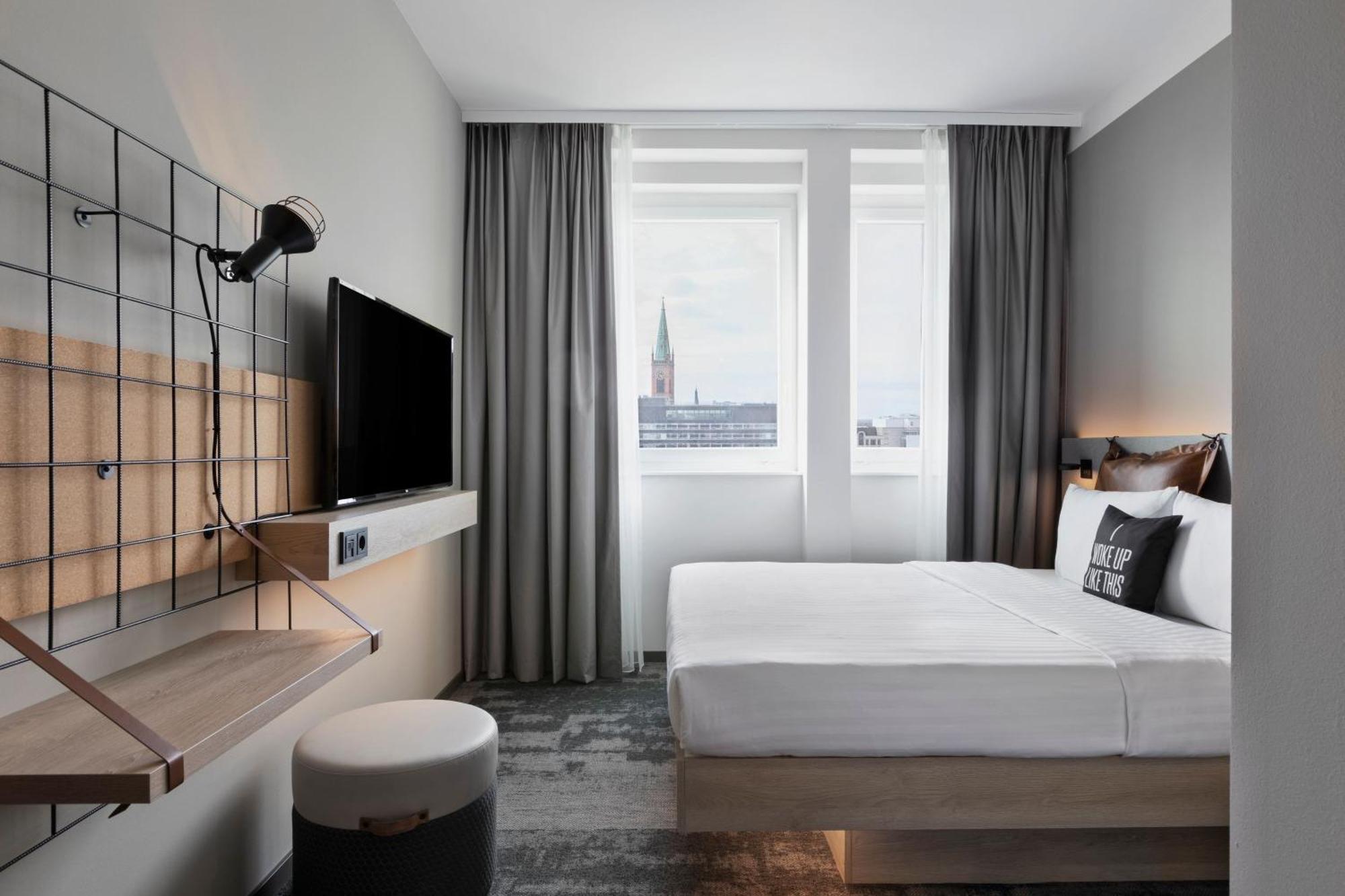 Moxy Queen Room