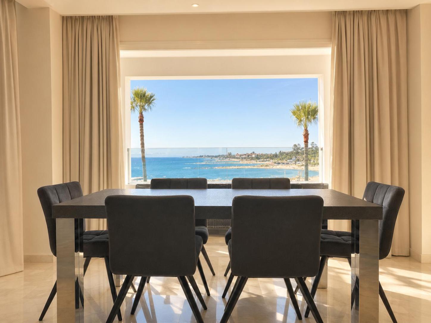 Deluxe Three-Bedroom Apartment Sea View Hot Tub