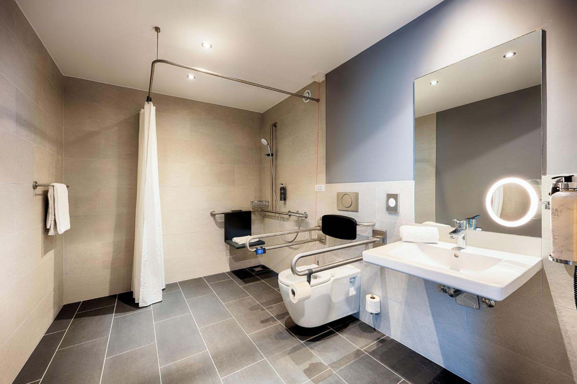 Accessible Twin Room a walk shower