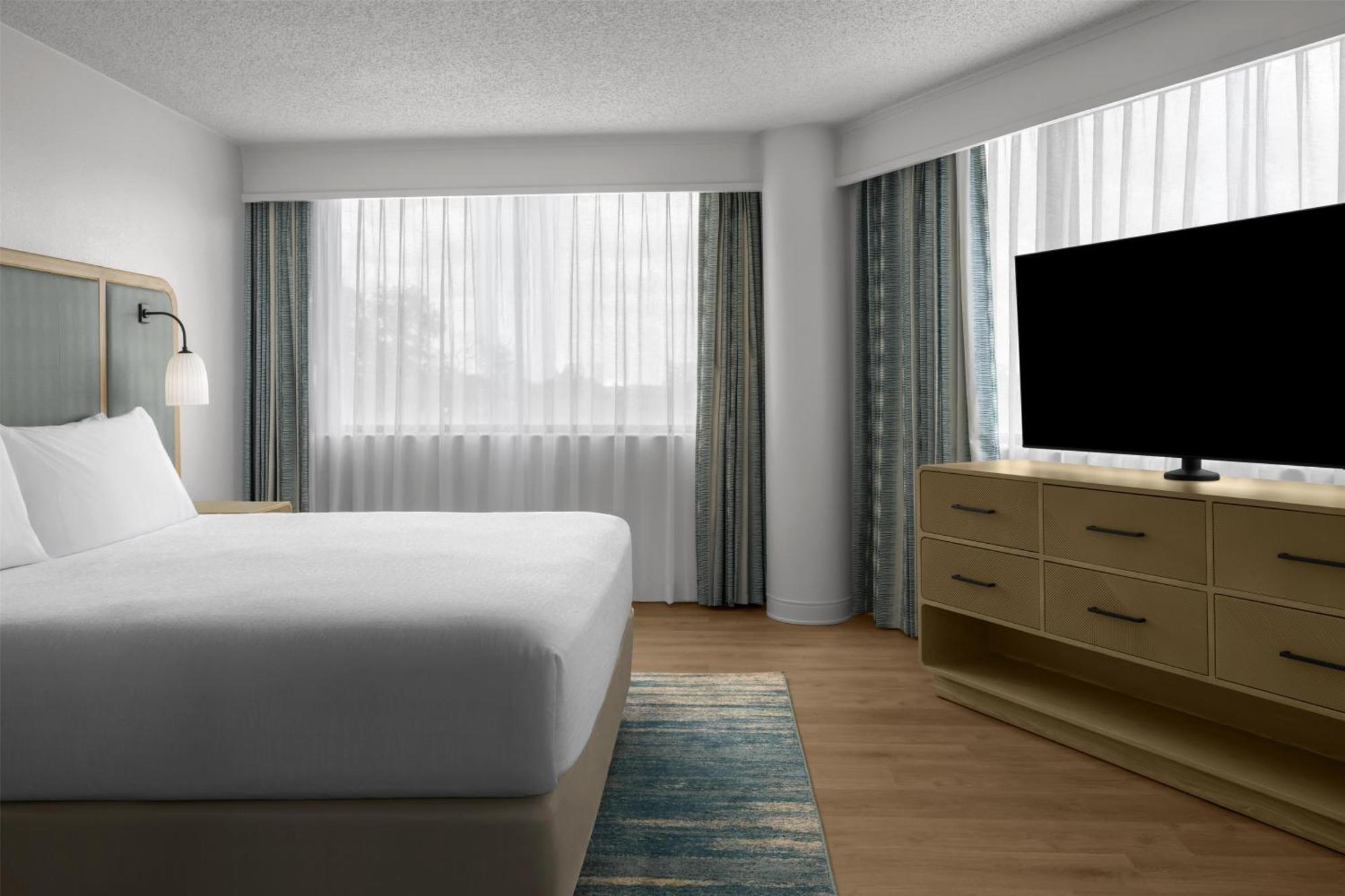 One-Bedroom Suite with One King Bed and Tub - Mobility Accessible