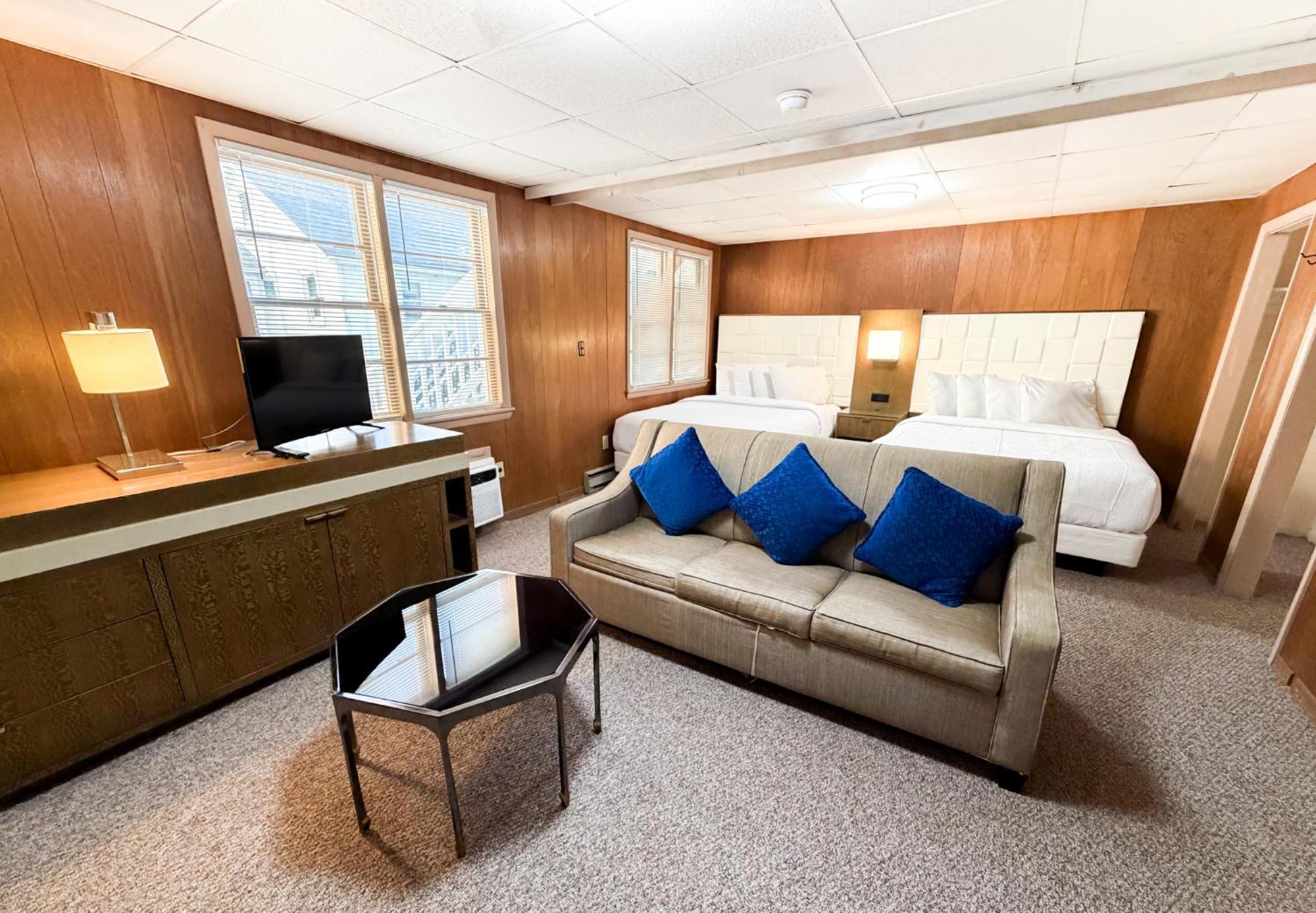Deluxe Family Room