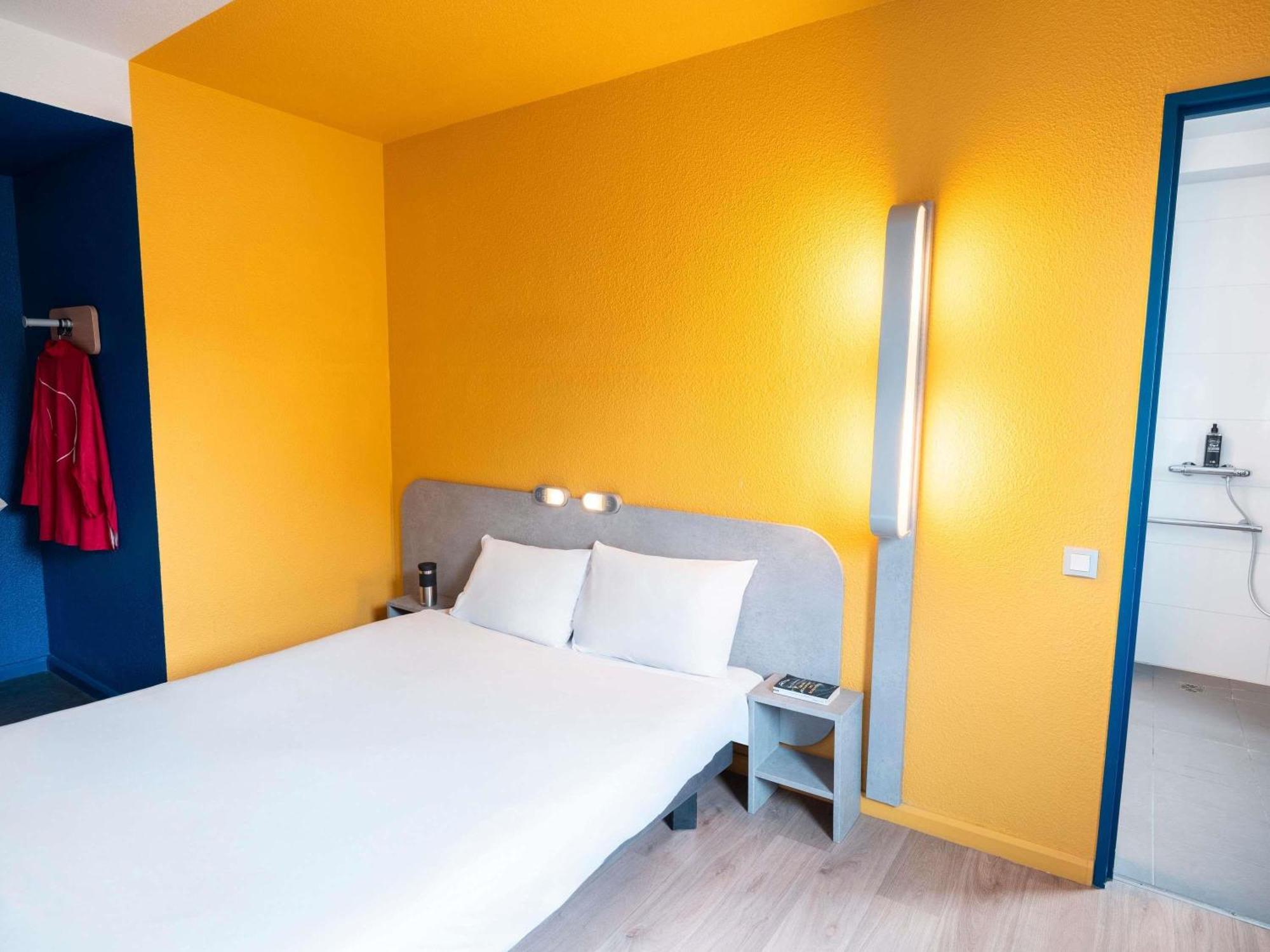 Habitación con cama grande adaptada para personas de movilidad reducida