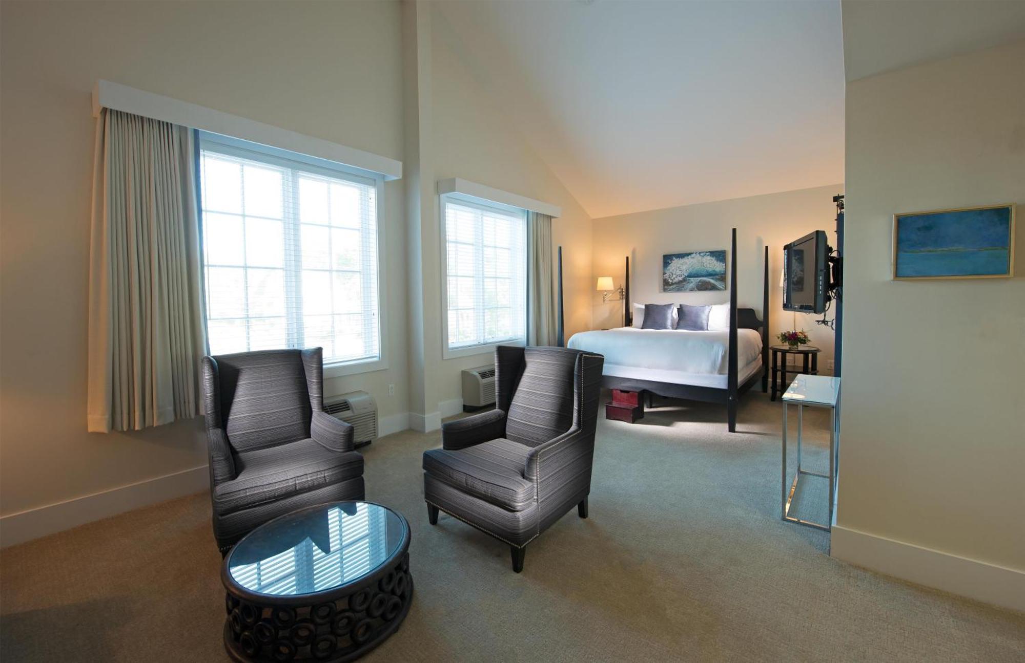Portside King Seating Area