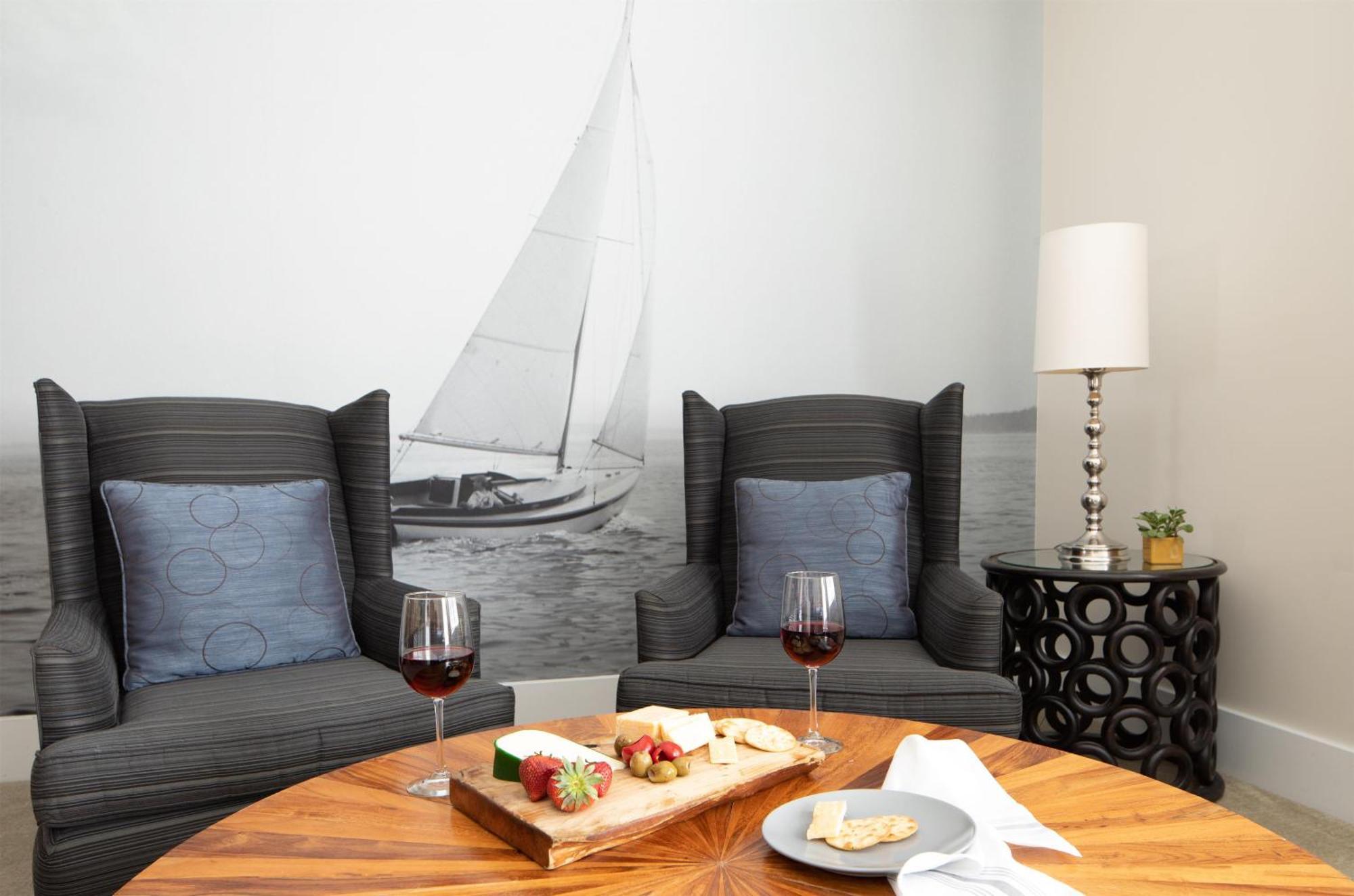 Portside King Seating Area