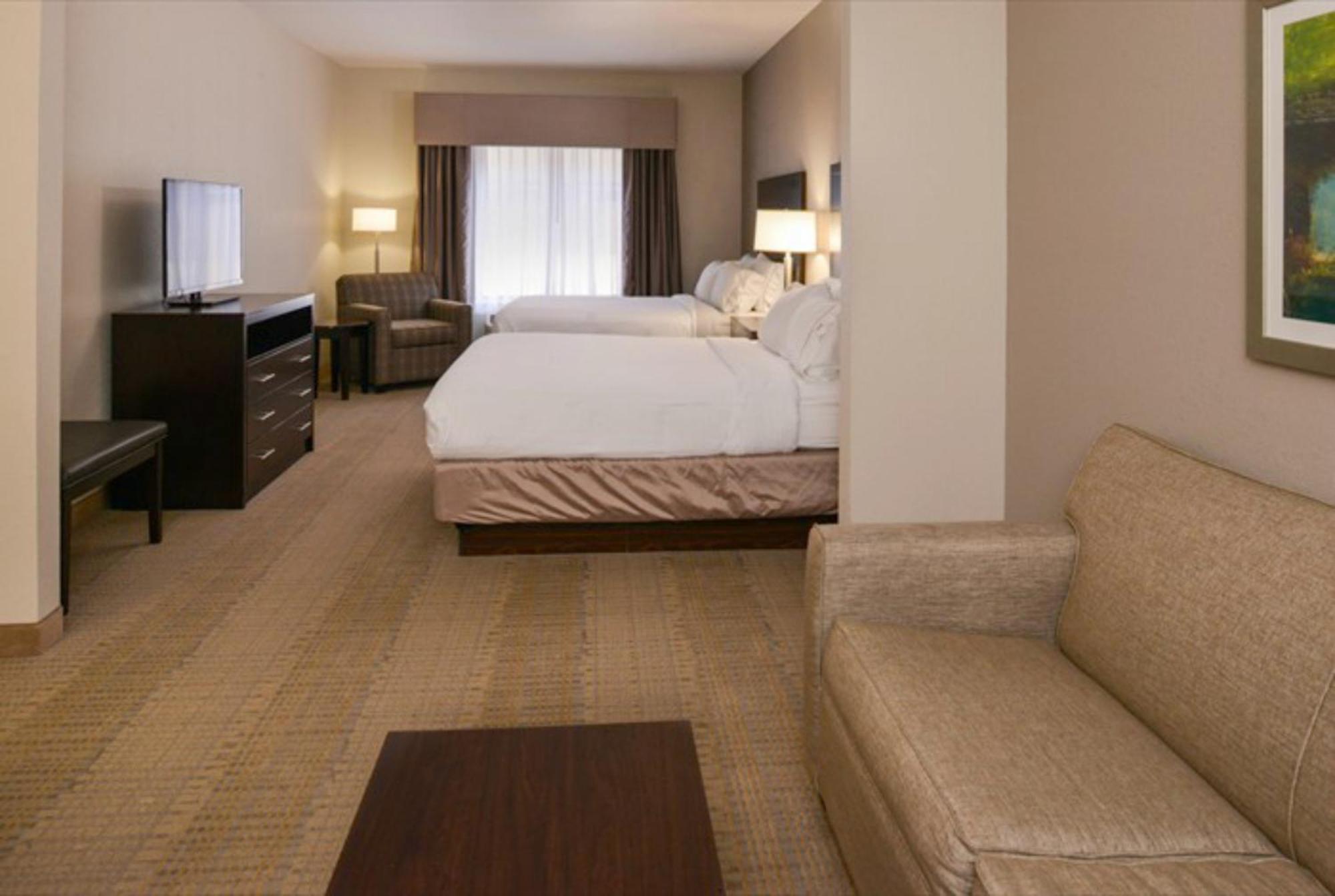 Queen Suite Two Queen Beds Sofa Bed